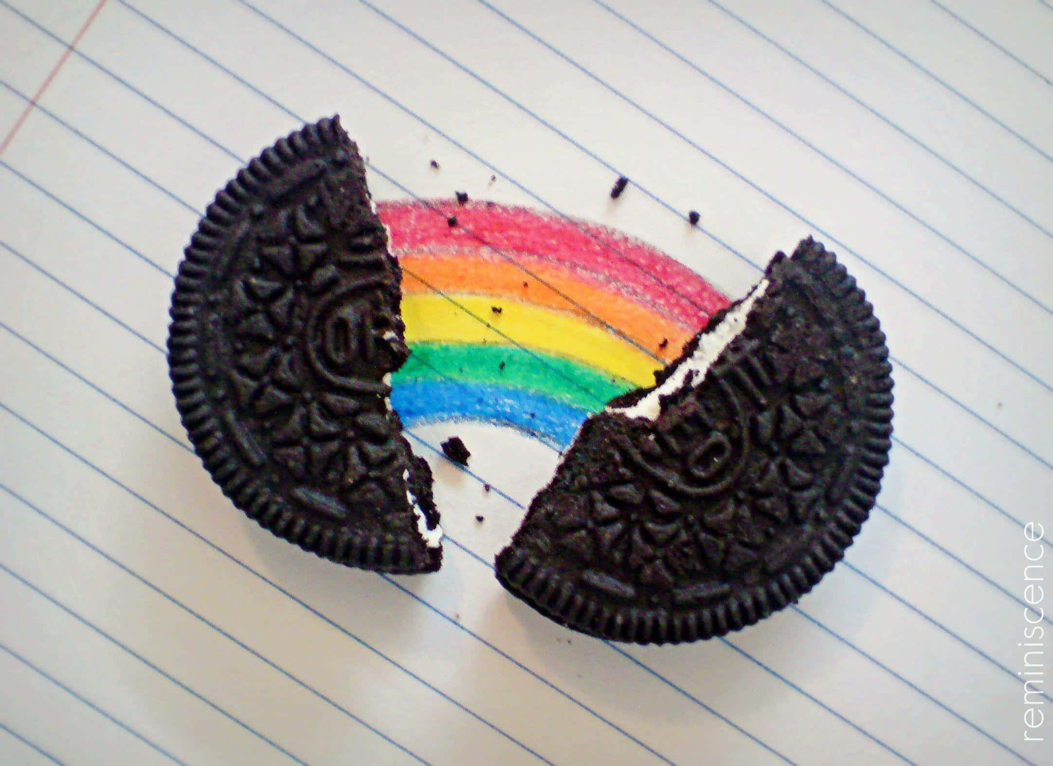 Oreo Cookie 桌布 壁紙 — 一塊破碎的Oreo餅乾框住畫在橫線筆記本紙上的彩色粉筆彩虹。