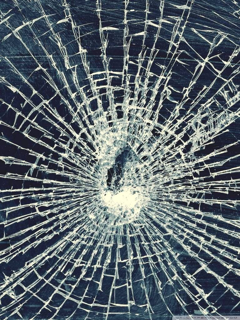 Screen 桌布 壁紙 — 一塊破碎的玻璃表面，中央撞擊點向四周輻射出裂紋，背景為深藍色。