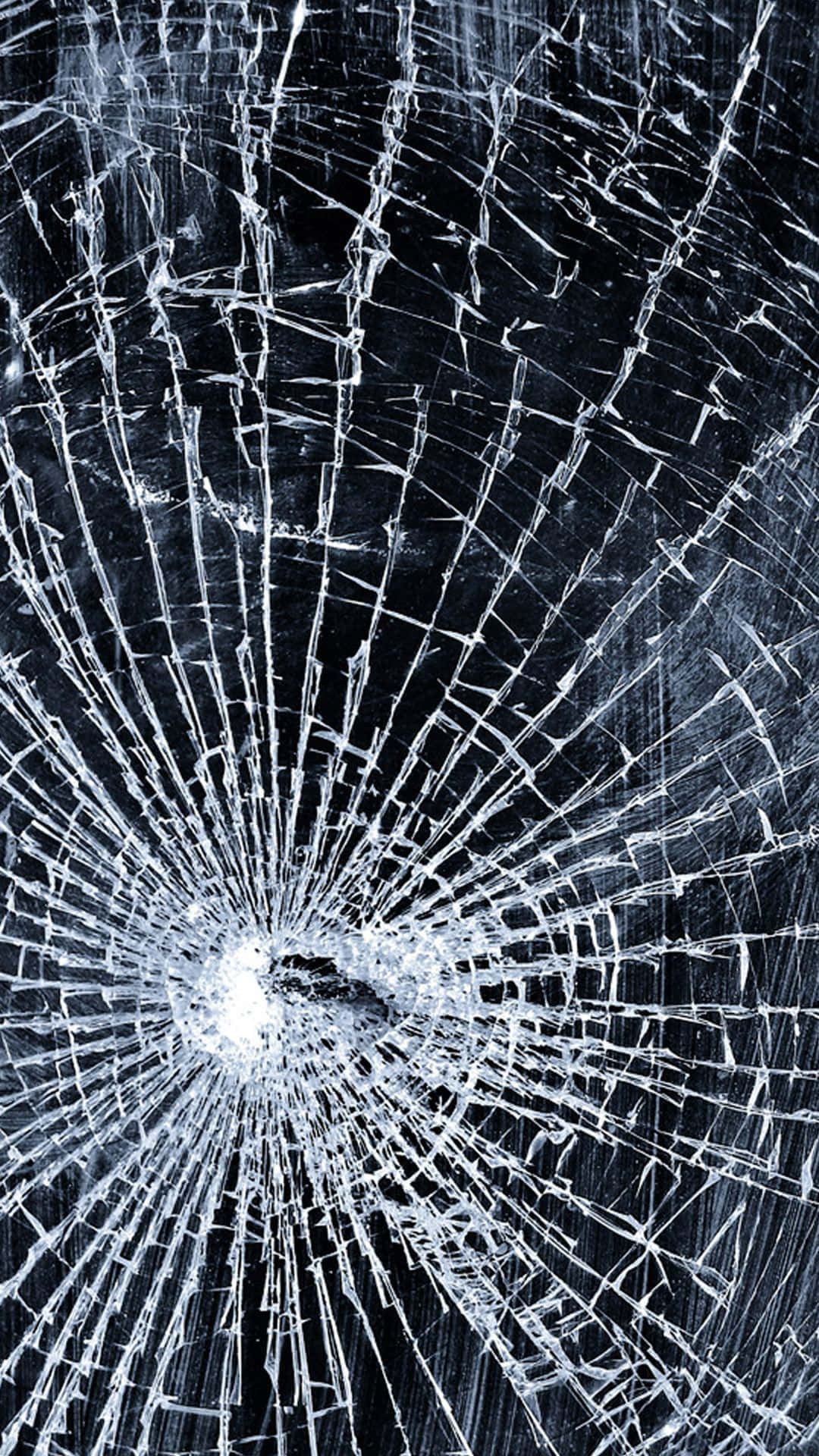 Fracture Glass 桌布 壁紙 — 一塊破碎的玻璃表面，中央撞擊點在深色背景上輻射出裂紋。