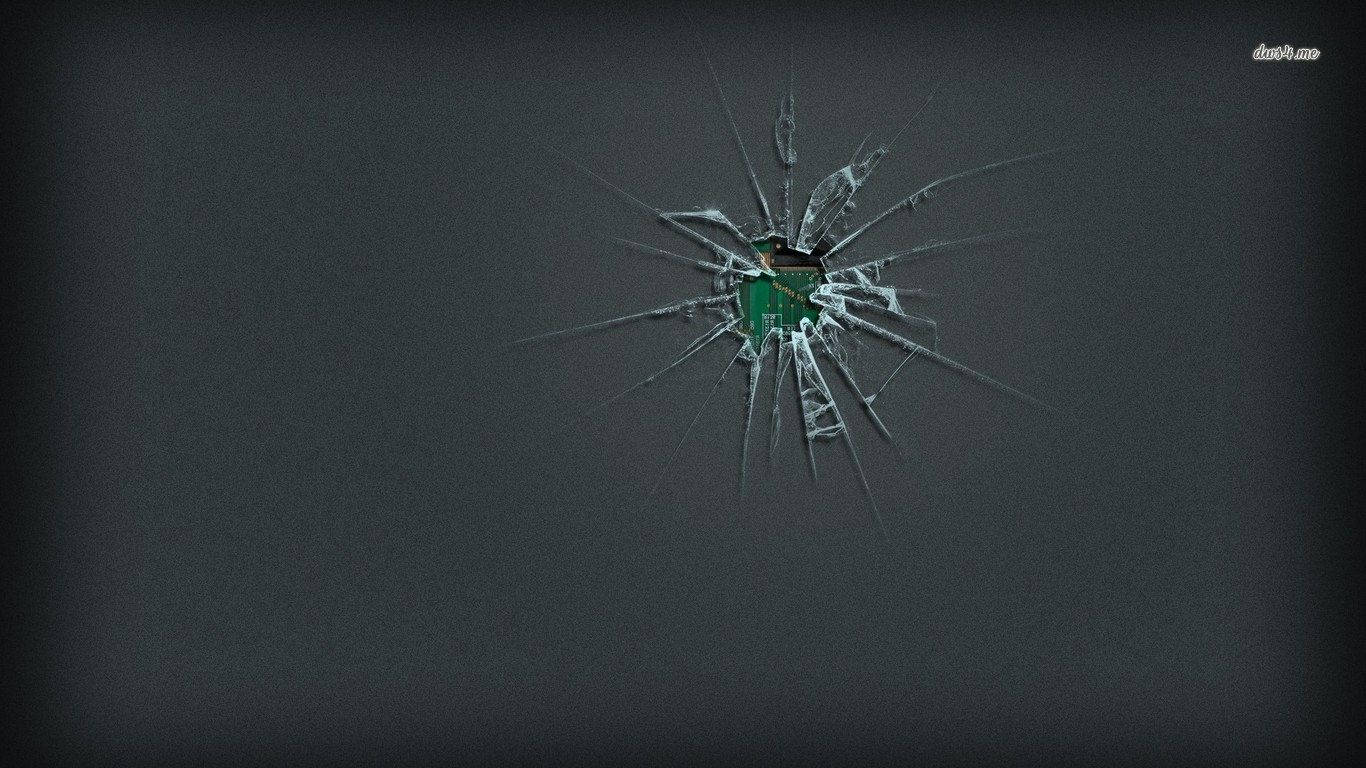 cracked 桌布 壁紙 — 一塊碎裂的玻璃窗，帶有星形裂紋圖案，在深灰色背景上顯露出綠色電路板。