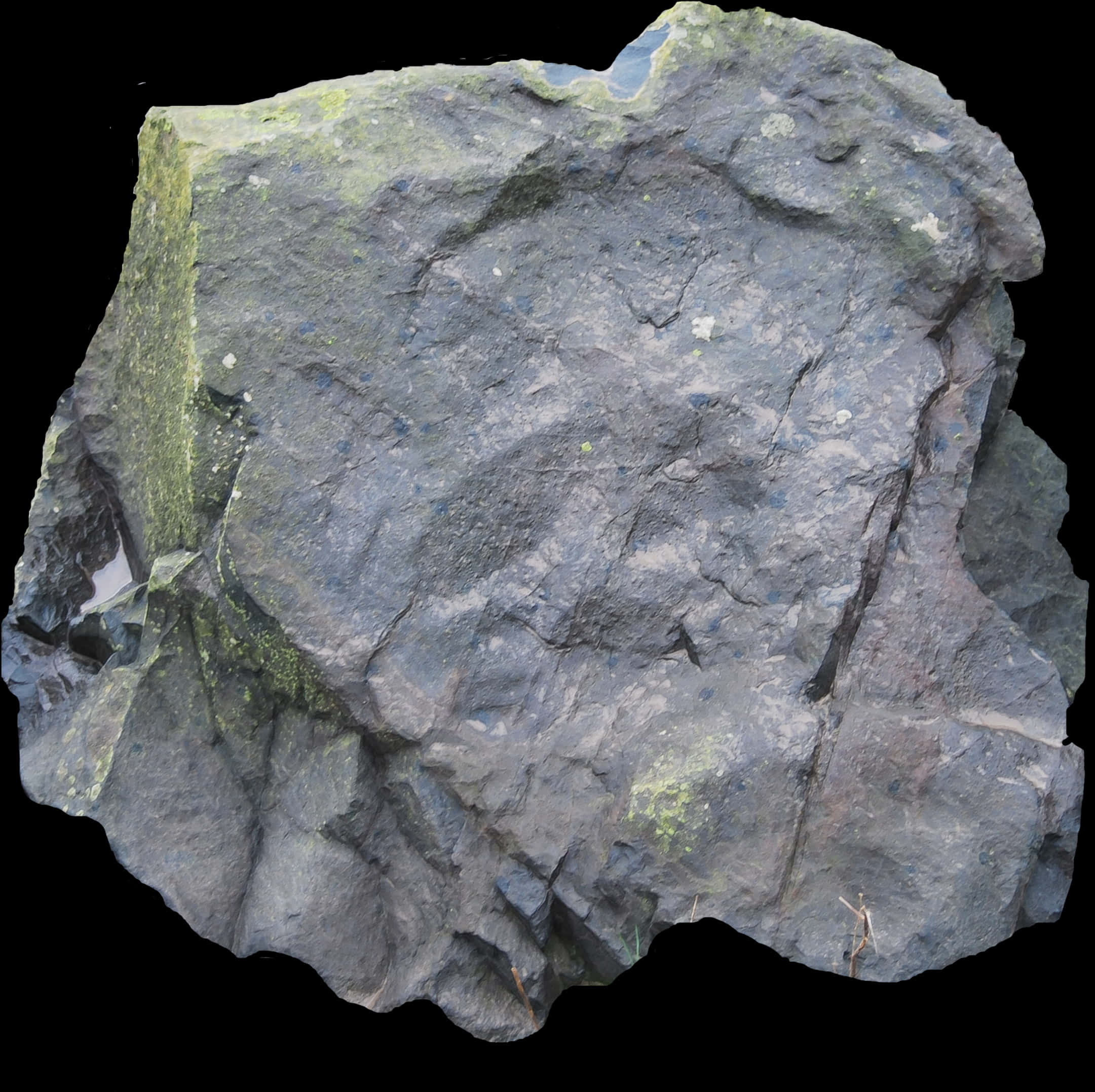 The Rock 桌布 壁紙 — 一塊粗糙的深灰色岩石，帶有苔蘚綠色斑塊和礦物脈，孤立地矗立在黑色背景前。