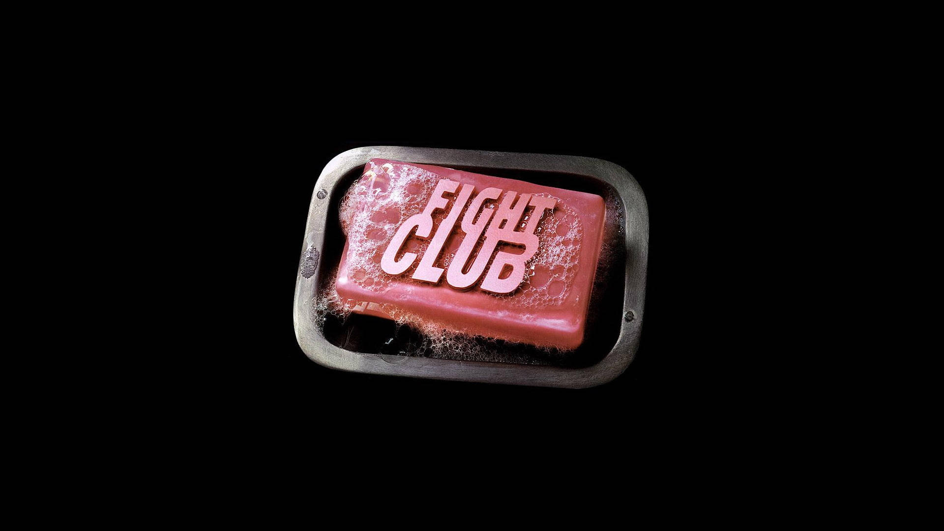 club 桌布 壁紙 — 一塊紅色肥皂，上面有白色凸起的「FIGHT CLUB」字樣，放在黑色背景的金屬托盤上。