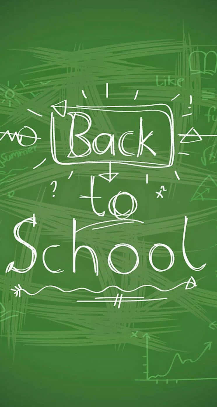 Back To School 桌布 壁紙 — 一塊綠色黑板，上面佈滿白色粉筆塗鴉，並以俏皮的手寫風格寫著「Back to School」字樣。