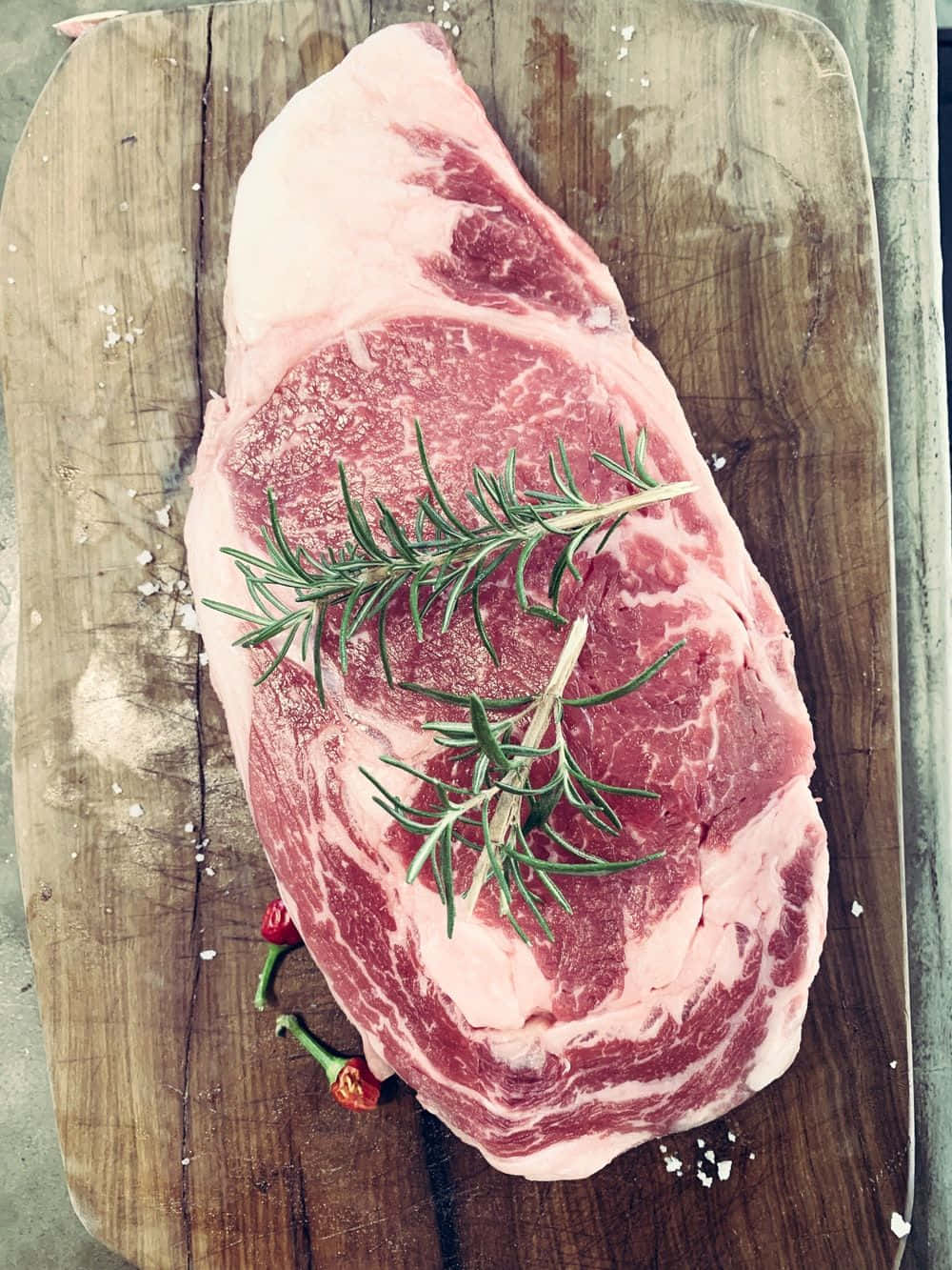 一塊肉在木製砧板上 壁紙