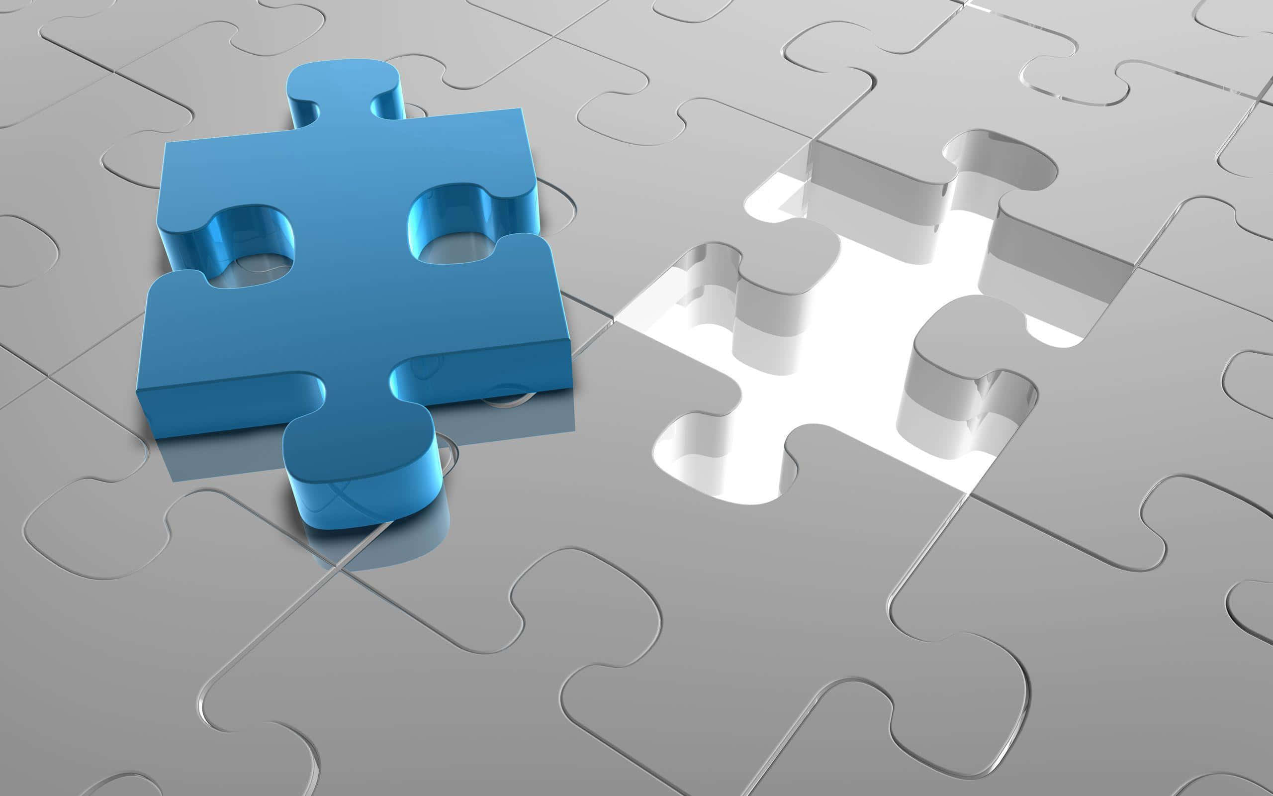 Puzzle Games 桌布 壁紙 — 一塊藍色拼圖塊放在銀色拼圖網格中一個缺失的空位旁邊，在明亮的光線下。