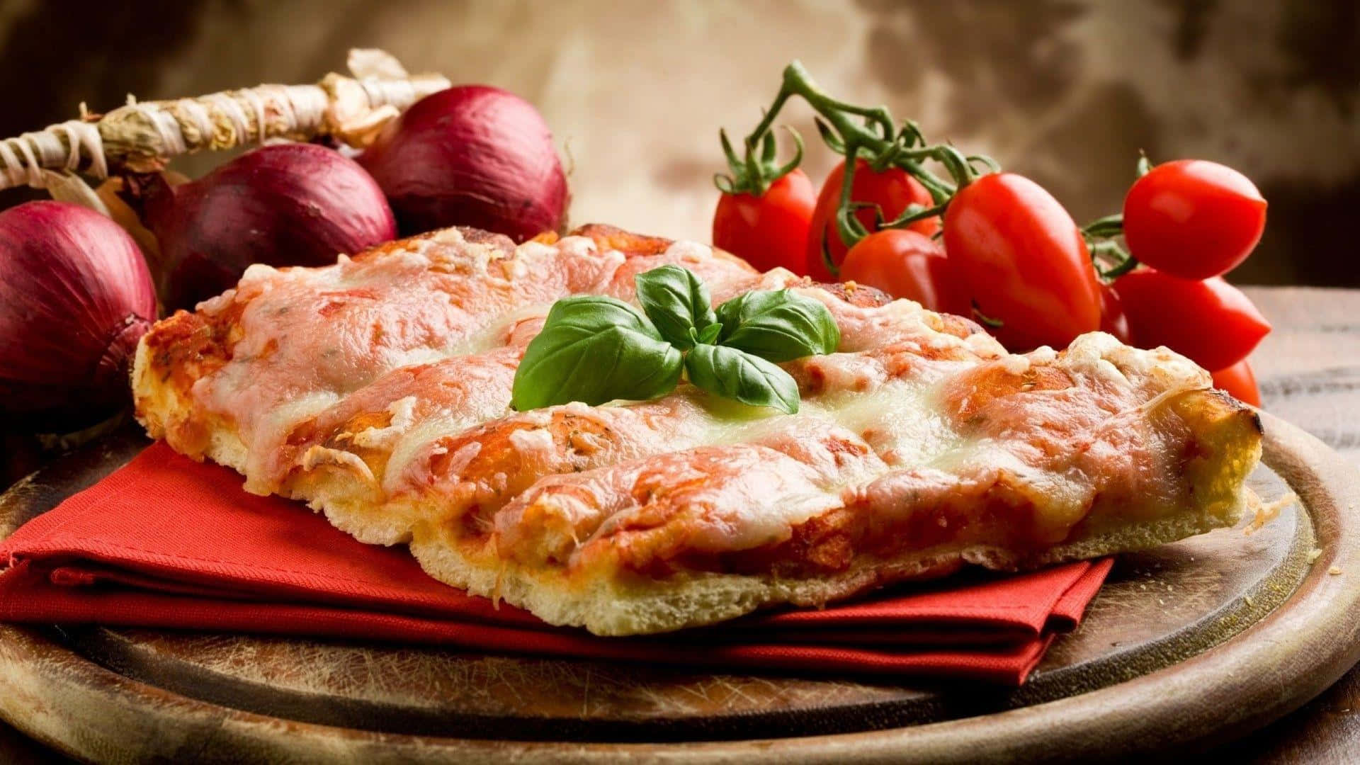Pizza 桌布 壁紙 — 一塊起司披薩配上羅勒，放在紅色餐巾上，旁邊有新鮮番茄和紅洋蔥。