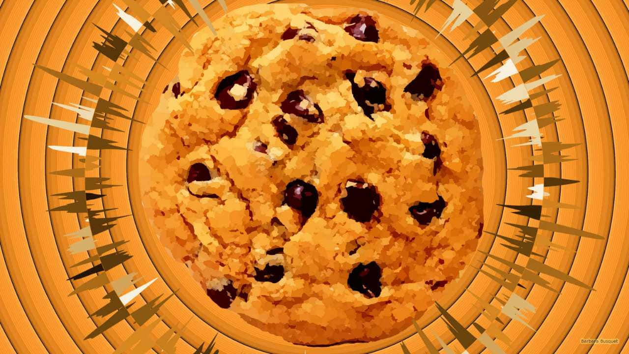 720p Cookies 桌布 壁紙 — 一塊金色巧克力曲奇，位於動態橙色螺旋中央，帶有放射狀條紋。
