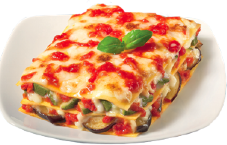 Pasta 桌布 壁紙 — 一塊金黃色的千層麵片，配上融化的起司和番茄醬，上面放上新鮮羅勒，放在白色盤子上。