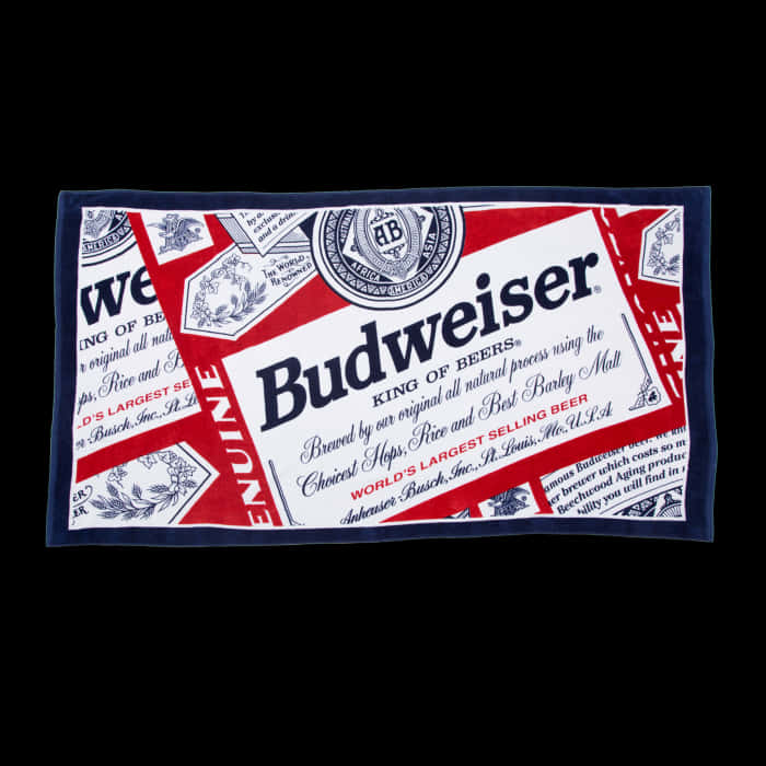 百威 桌布 壁紙 — 一塊長方形的Budweiser啤酒毛巾，上面有紅、白、藍色的品牌文字和標誌，背景是黑色。