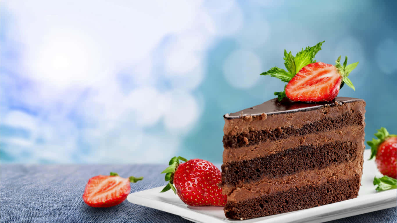 1366x768 Desserts 桌布 壁紙 — 一塊頹廢的多層巧克力蛋糕，上面放上新鮮草莓和薄荷葉，放在白色盤子上。