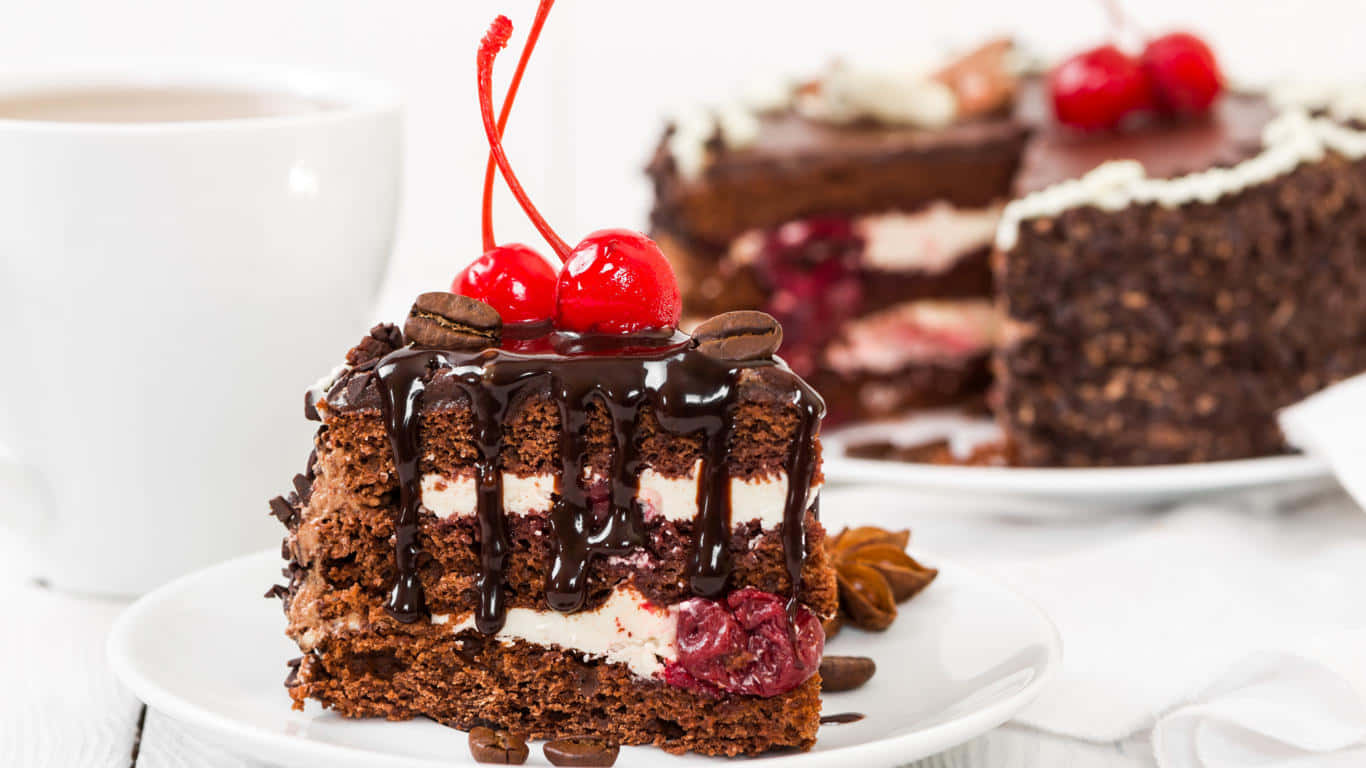 1366x768 Desserts 桌布 壁紙 — 一塊頹廢的巧克力蛋糕，上面有櫻桃和咖啡豆，旁邊放著一杯咖啡，放在白色桌子上。