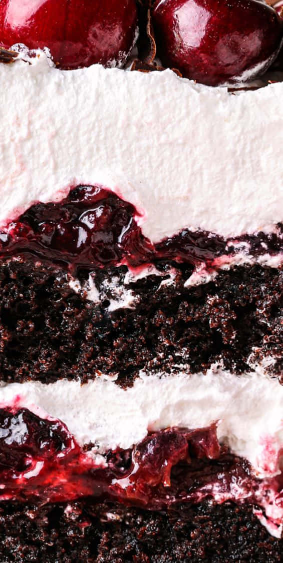Black Forest Cake 桌布 壁紙 — 一塊頹廢的黑櫻桃蛋糕，帶有濃郁的巧克力層和閃亮的櫻桃配料。