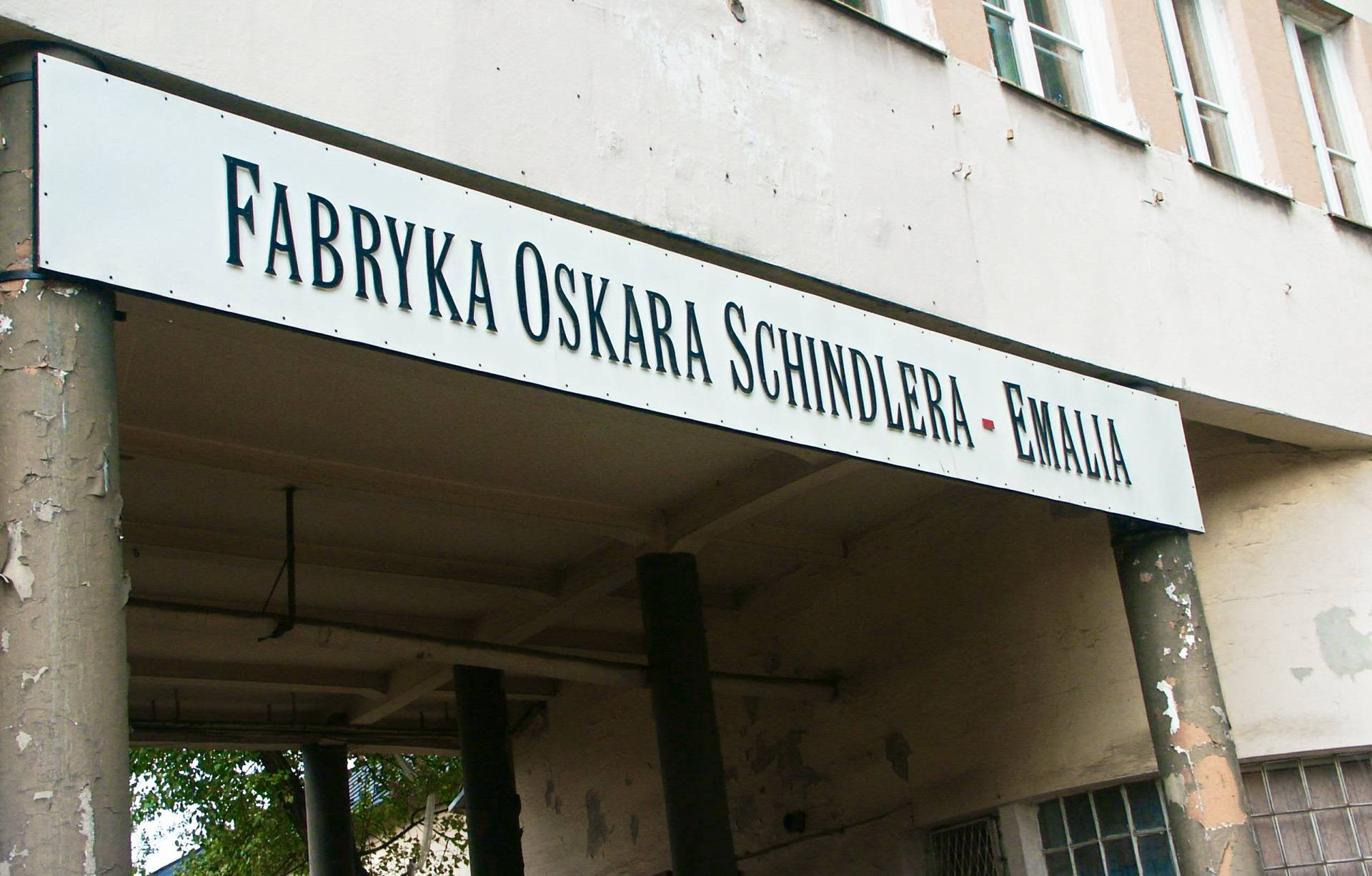 一棟破舊工廠建築上褪色的 Fabryka Oskara Schindlera Emalia 招牌。 — 波蘭 GIF 壁紙