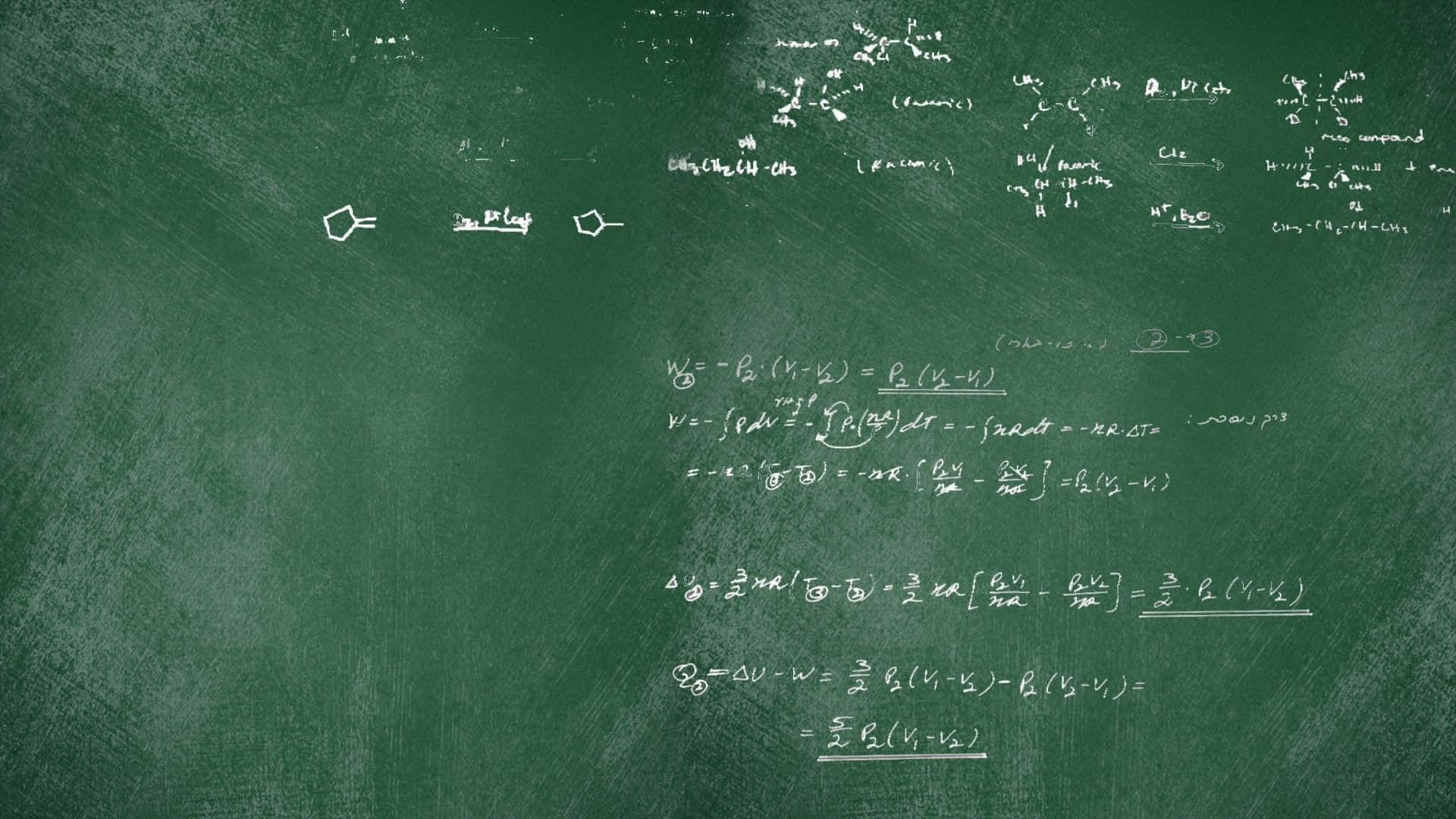 Chalkboard 桌布 壁紙 — 一塊風化的綠色黑板，上面寫滿了複雜的物理和化學方程式以及分子結構。