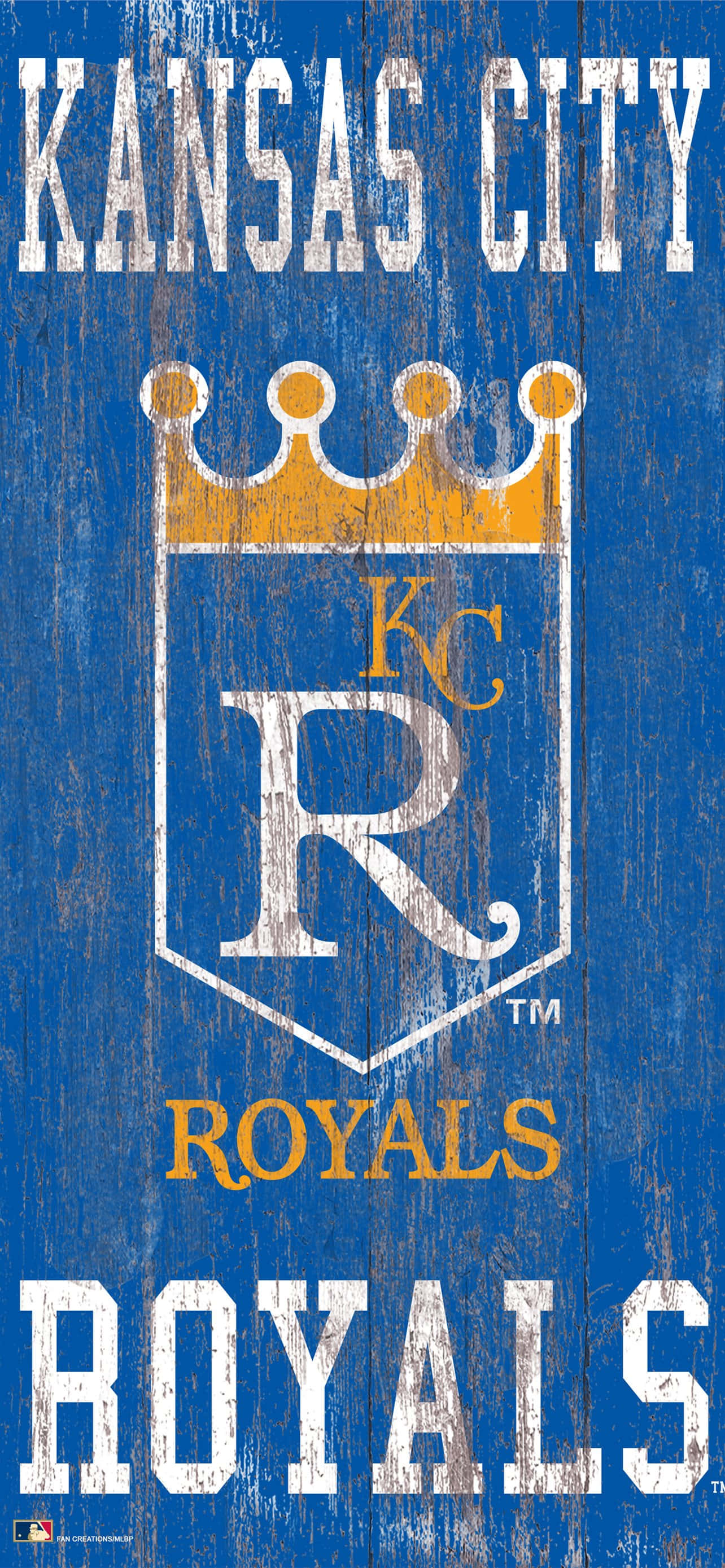 Kc Royals 桌布 壁紙 — 一塊風化的藍色木牌展示堪薩斯城皇家隊的棒球標誌，帶有皇冠和磨損的白色及金色字體。
