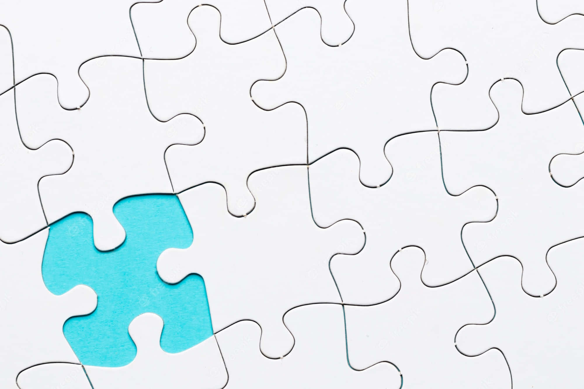 Puzzle 桌布 壁紙 — 一塊鮮豔的藍色拼圖在一片空白白色拼圖輪廓中脫穎而出。