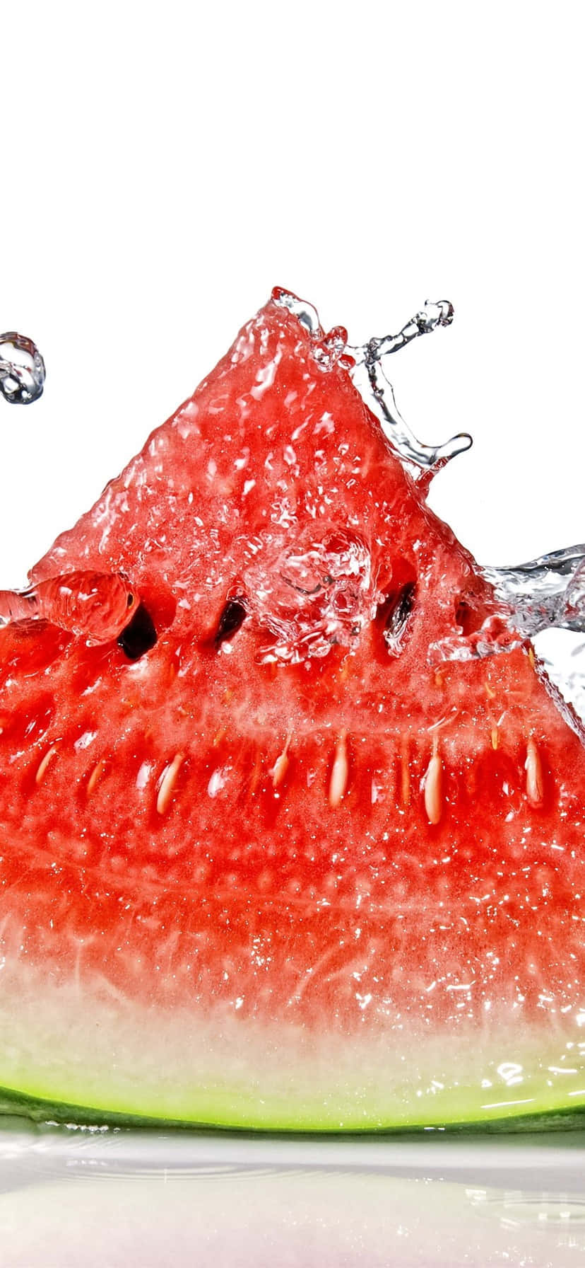 Watermelon iPhone 桌布 壁紙 — 一塊鮮豔的西瓜片在純白色背景上濺起清澈的水滴。