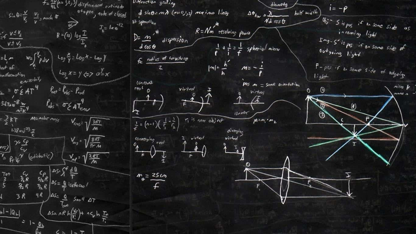 mathematics 桌布 壁紙 — 一塊黑板，上面佈滿了密集的手寫物理方程式和幾何光線圖，用粉筆書寫。