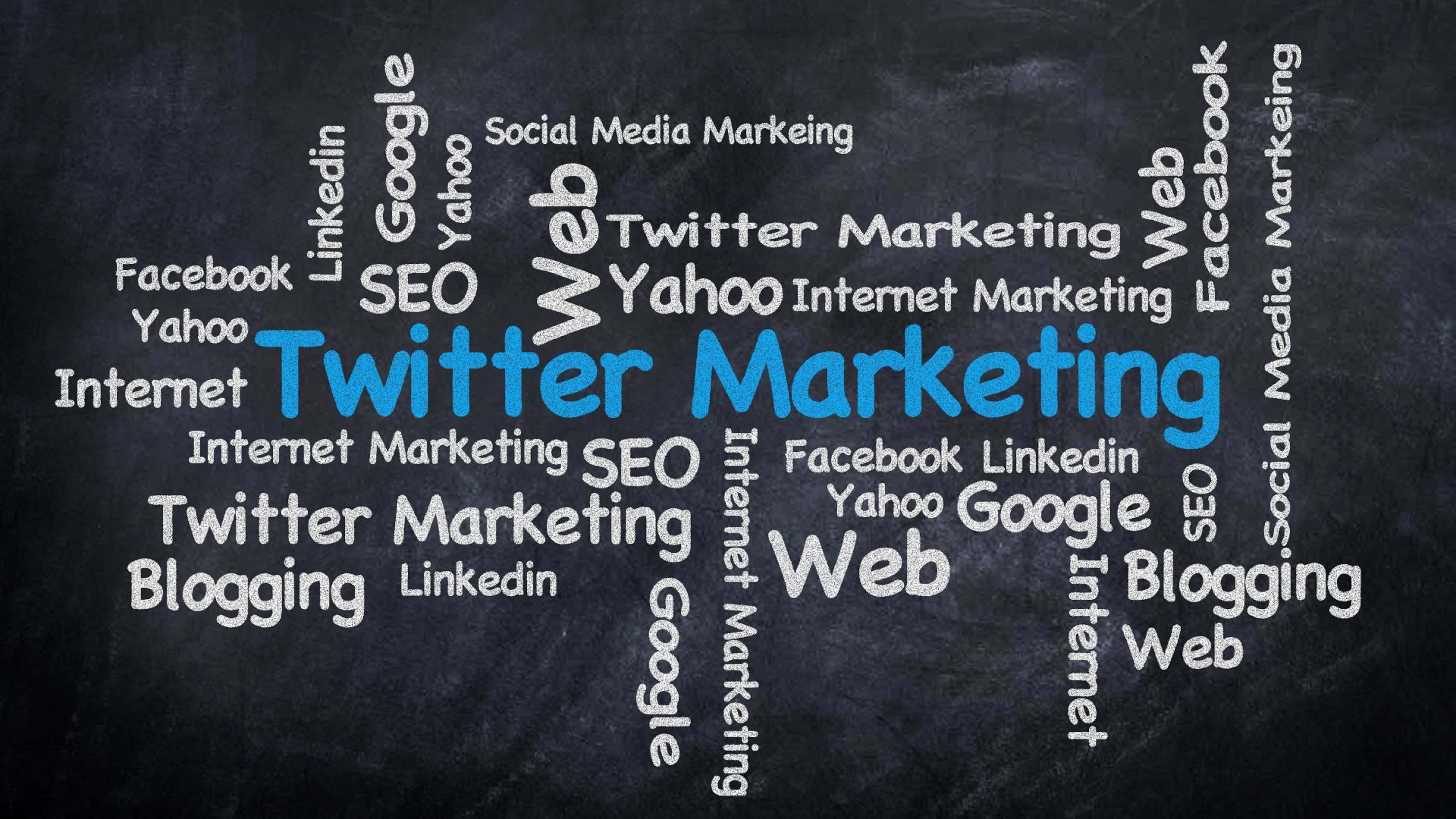 4K Social Media 桌布 壁紙 — 一塊黑板，上面充滿白色和藍色的文字，例如 Twitter Marketing SEO 和 Web，形成一個數位行銷詞雲。