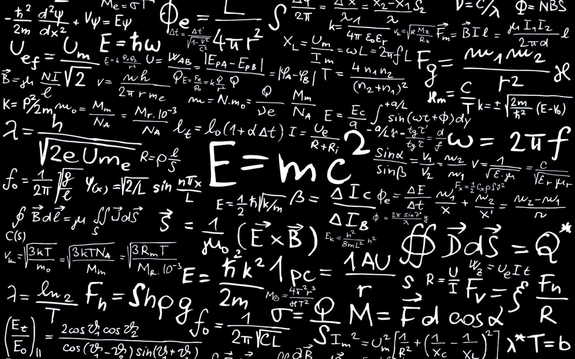 Albert Einstein 桌布 壁紙 — 一塊黑板，上面密密麻麻地佈滿了白色粉筆寫的物理和數學方程式，包括 E 等於 mc 平方。