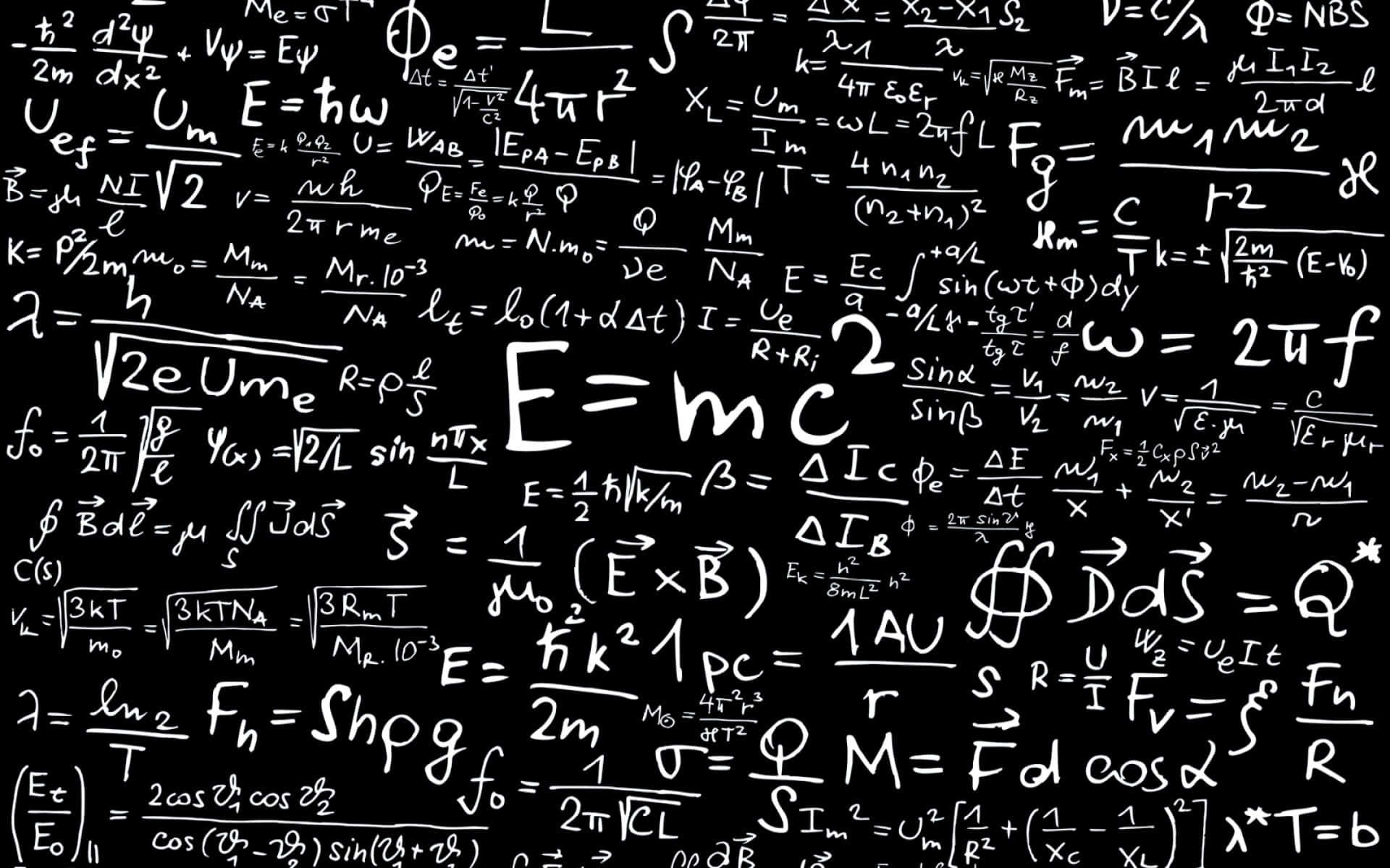 mathematics 桌布 壁紙 — 一塊黑板，上面密密麻麻地佈滿了白色粉筆的物理和數學方程式，包括 E 等於 mc 平方。
