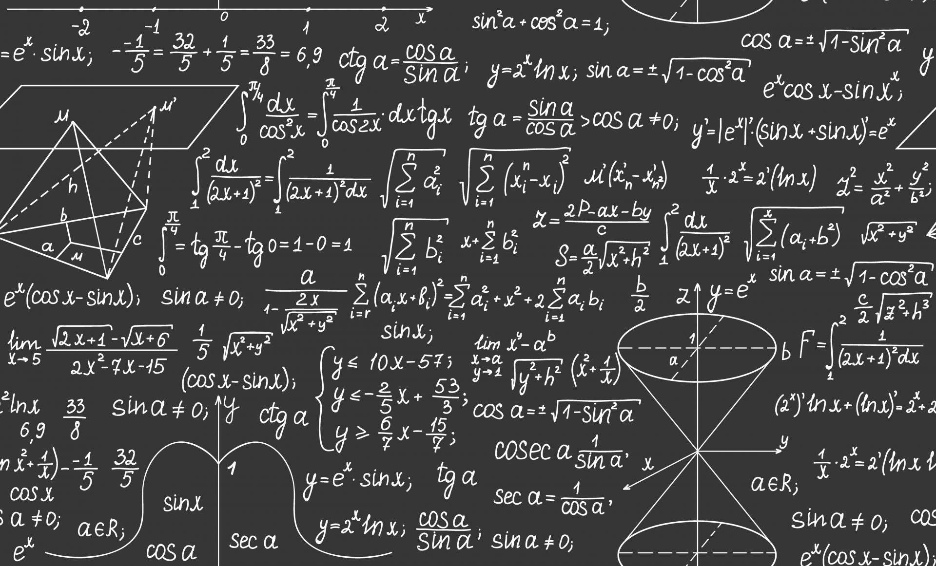 Physics 桌布 壁紙 — 一塊黑板，上面密密麻麻地用白色粉筆寫滿了手寫的數學公式和幾何圖表。