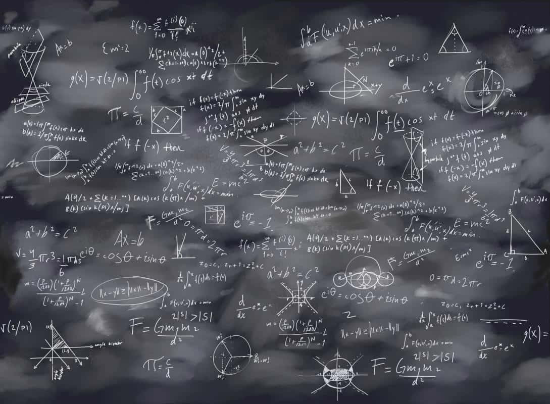Equations 桌布 壁紙 — 一塊黑板，上面寫滿複雜的數學方程式和幾何圖表，背景是暴風雨的天空。