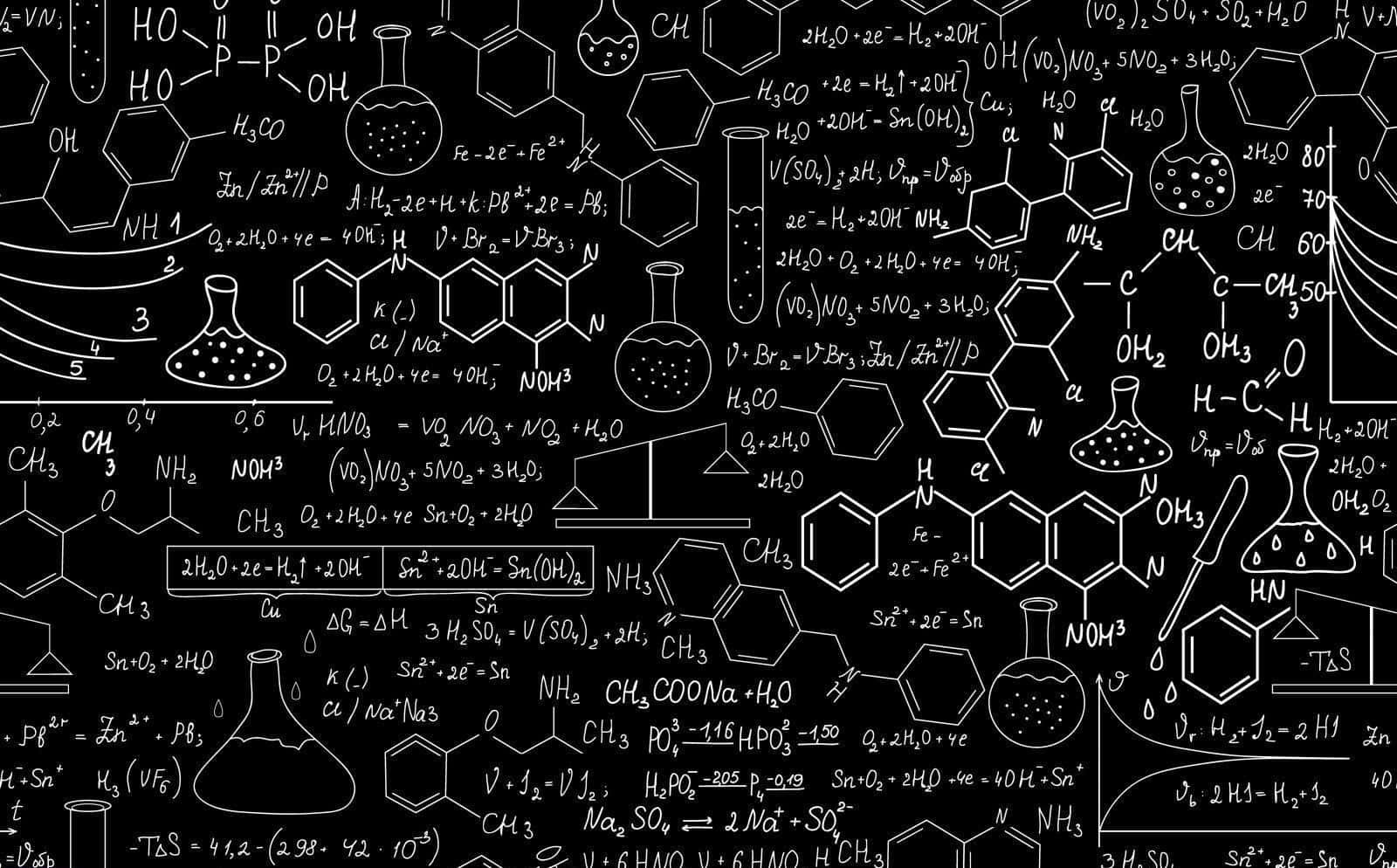 biology 桌布 壁紙 — 一塊黑板，上面用白色粉筆畫滿了複雜的化學公式和實驗室設備草圖。
