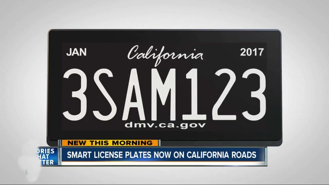 License Plate 桌布 壁紙 — 一塊黑色加州車牌，白色文字顯示3SAM123和dmvcagov，在灰色背景上，下方有新聞跑馬燈。
