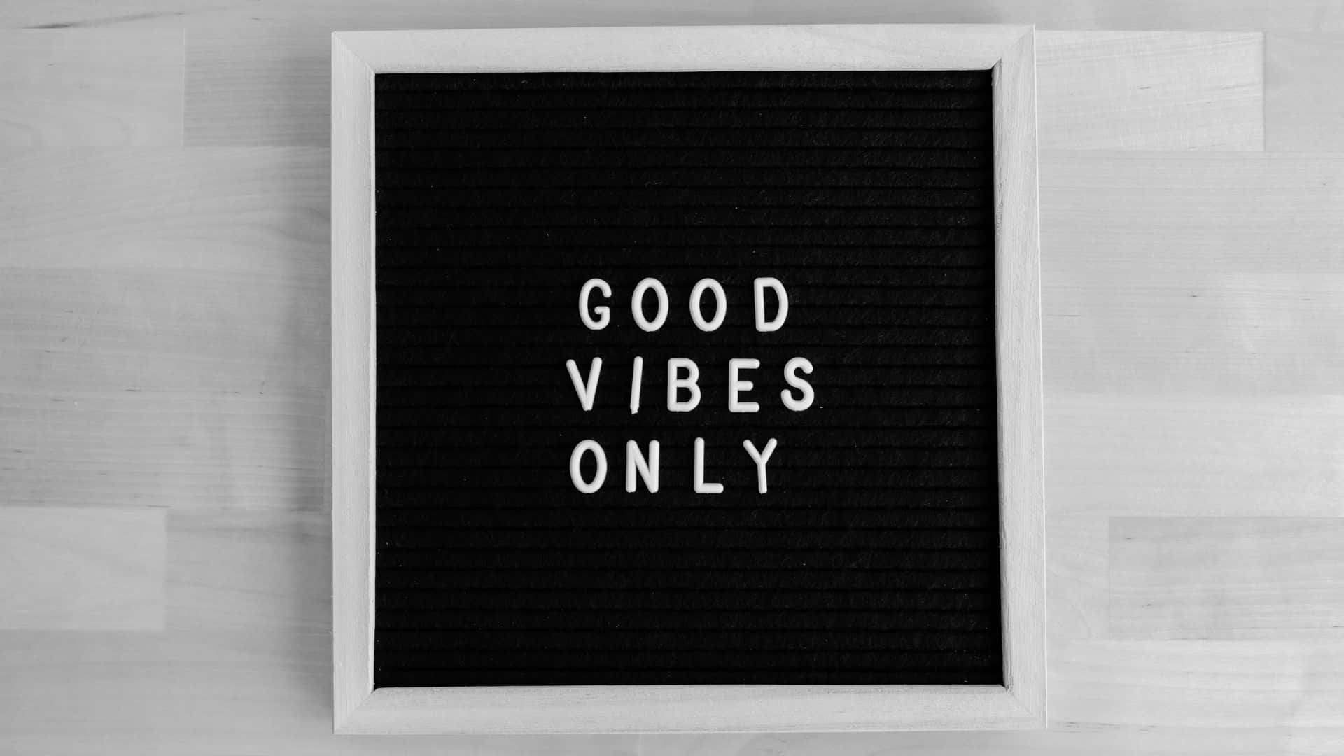 Black And White Word 桌布 壁紙 — 一塊黑色字母板，上面用白色字母拼出「GOOD VIBES ONLY」，放在淺色木質表面上。