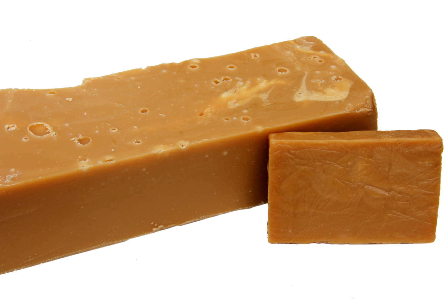 Penuche Fudge 桌布 壁紙 — 一大塊光滑的焦糖，旁邊切有一小塊，置於純白背景上。