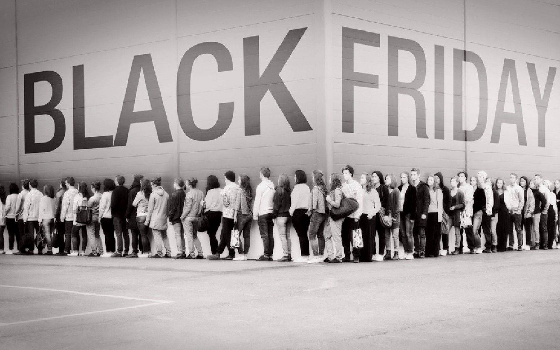 Friday 桌布 壁紙 — 一大排購物者耐心地在一棟牆上寫有大型「BLACK FRIDAY」字樣的建築物外等候。