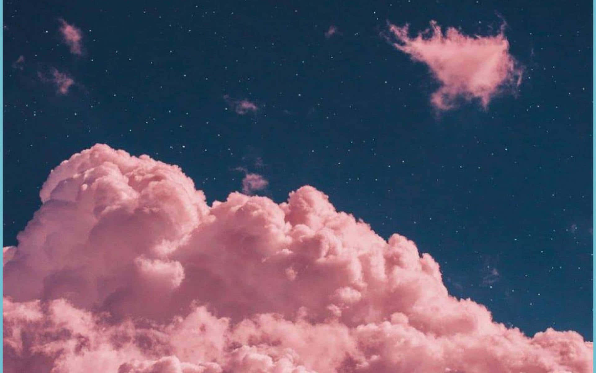 Pink Clouds 桌布 壁紙 — 一大片粉紅色的雲層在深藍色、繁星點點的夜空下漂浮，星星散落其間。