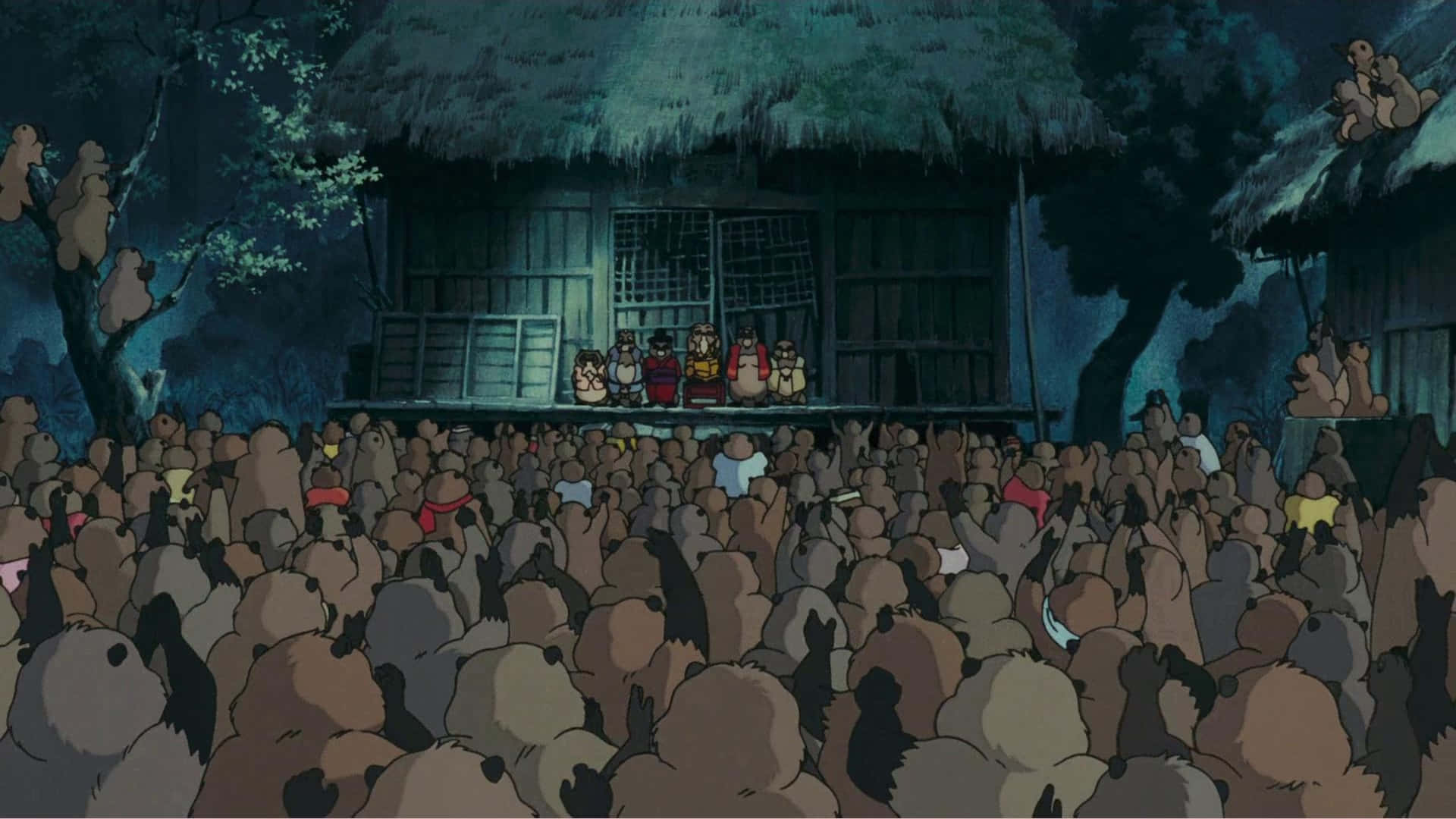 pom poko 桌布 壁紙 — 一大群毛茸茸的生物在夜晚聚集在茅草屋頂的舞台下，一小群人在昏暗的藍光下表演。