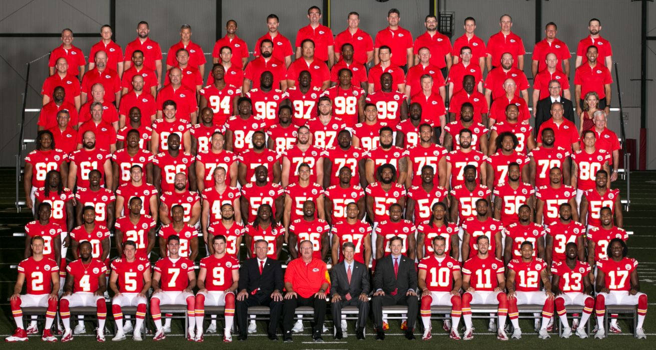 Kansas City Chiefs Cool 桌布 壁紙 — 一大群身穿紅色球衣的足球員在球場上以分層排列的方式正式擺姿勢。