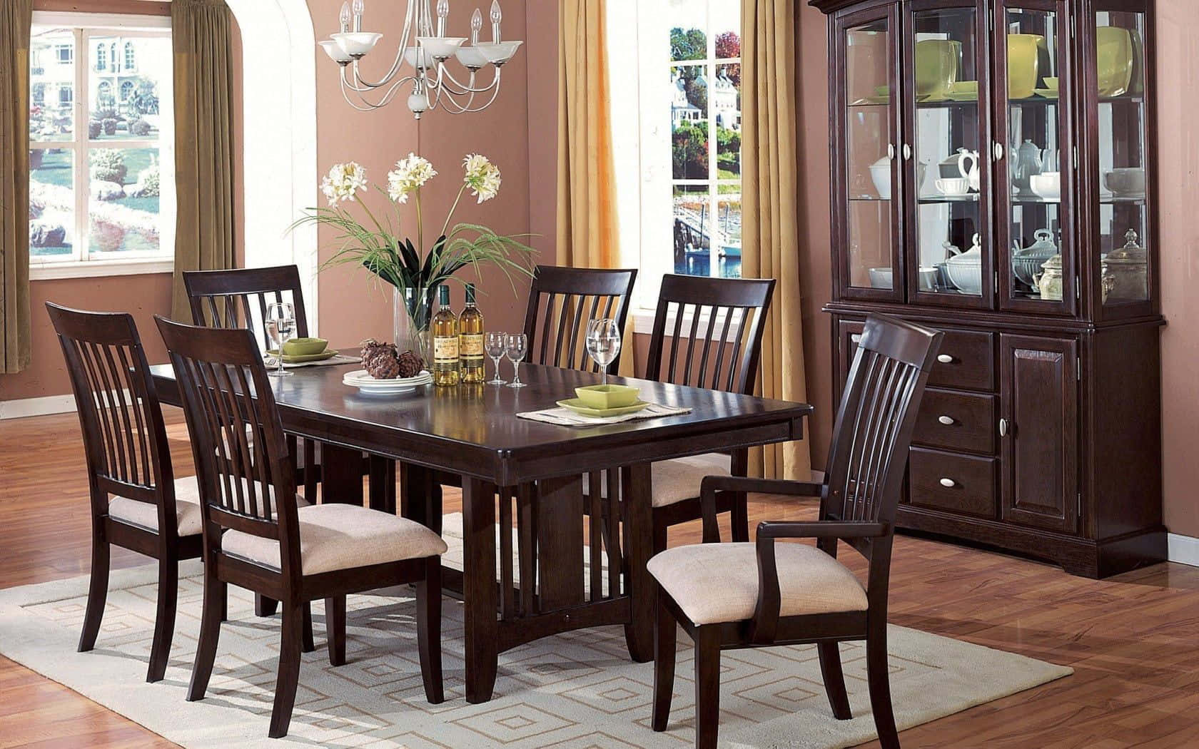 Dining Room 桌布 壁紙 — 一套深色木製餐桌椅組合，搭配米色軟墊椅子，放置在有圖案的地毯上，旁邊是裝滿餐具的玻璃門餐具櫃。