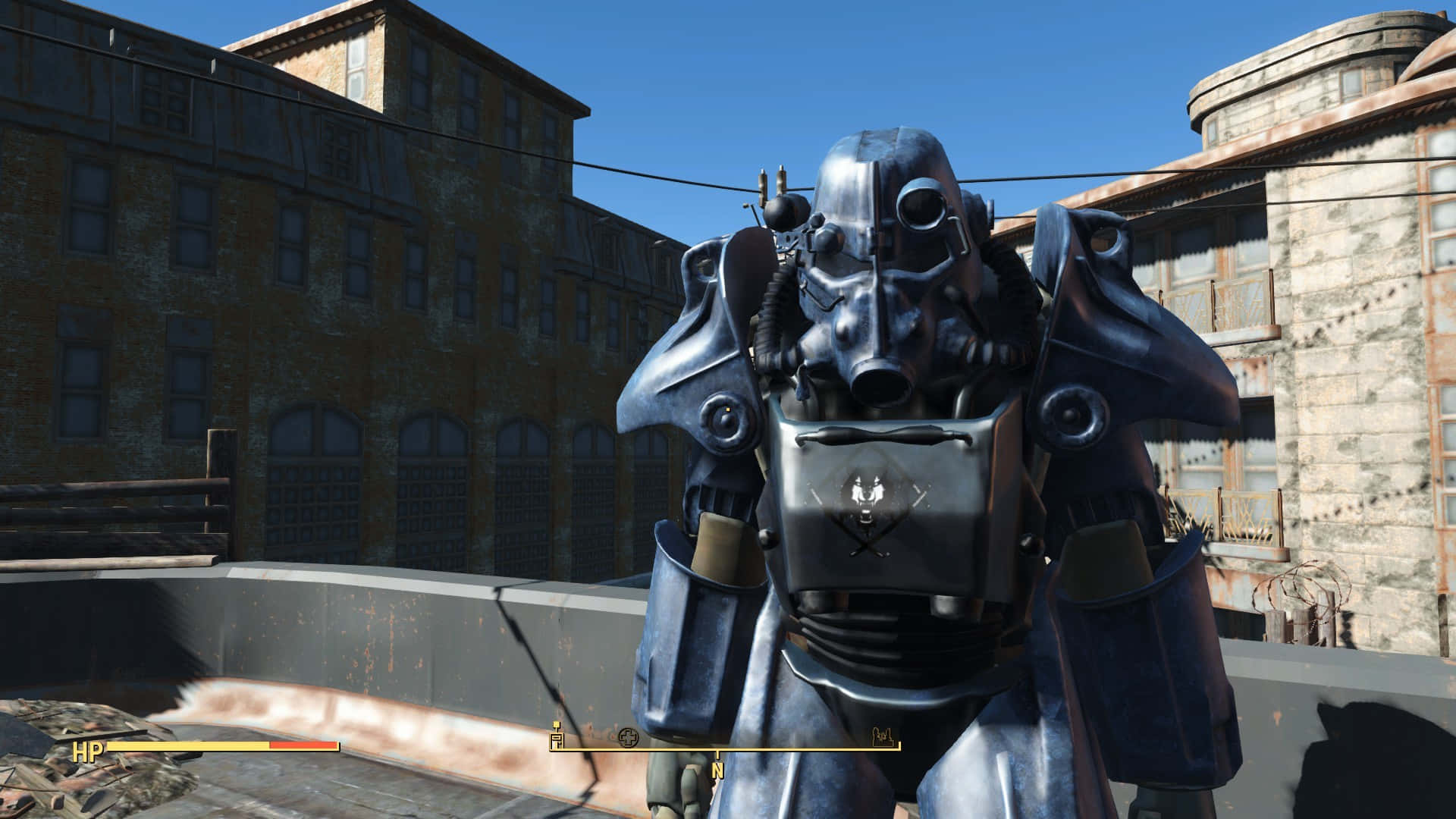 Fallout 4 Power Armor 桌布 壁紙 — 一套重型裝甲的動力裝甲服站在屋頂上，背景是破舊的建築物和晴朗的藍天。