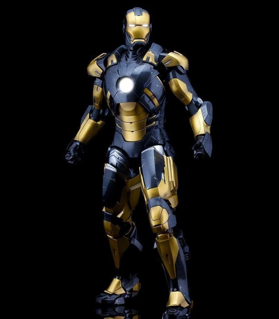 Vibranium Suit 桌布 壁紙 — 一套金色和黑色的全身鋼鐵人裝甲，在純黑色背景上擺出姿勢，電弧反應器和眼睛發光。