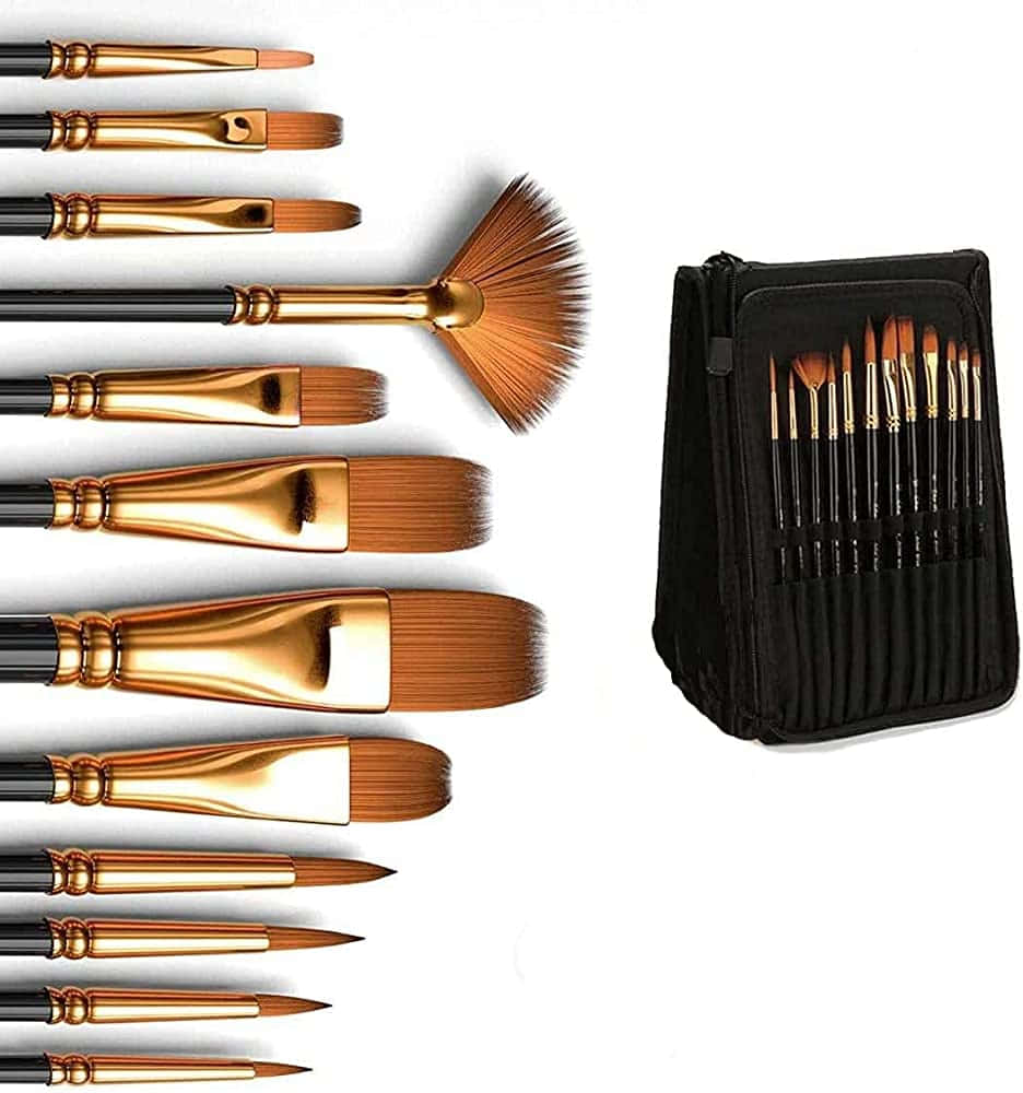 Paint Brush 桌布 壁紙 — 一套金色金屬箍和棕色刷毛的藝術家畫筆，對角線排列在一個黑色拉鍊收納盒旁邊。