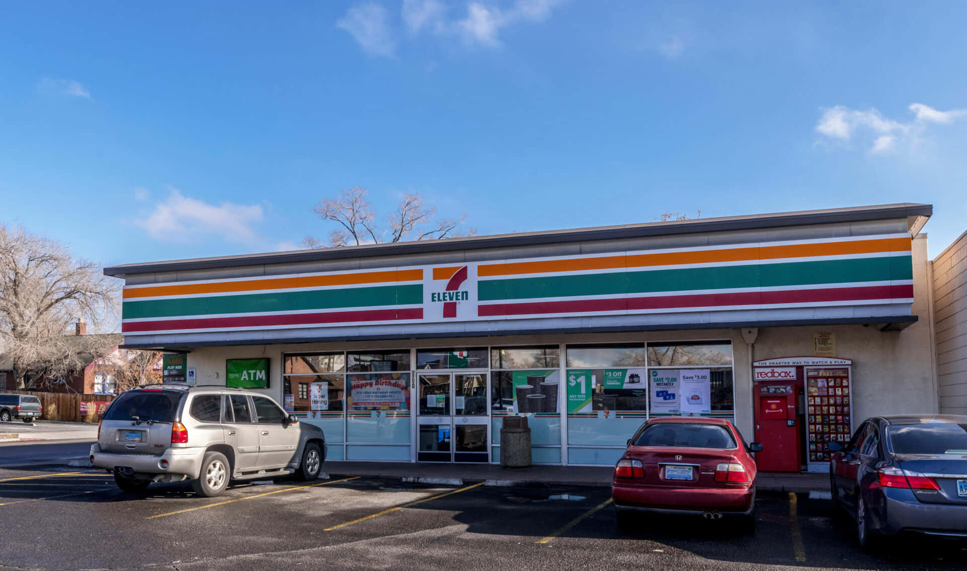 一家Jiffy Lube商店，前方停著汽車 壁紙