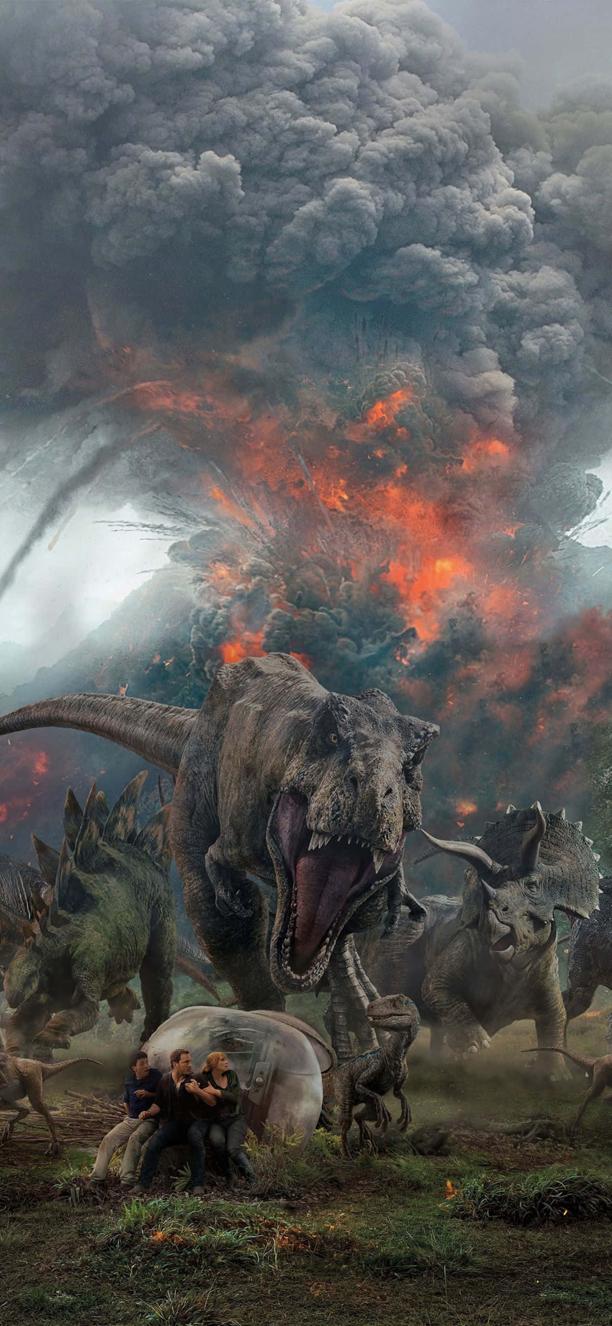 Jurassic World 桌布 壁紙 — 一家人在車輛中擠在一起，而巨型恐龍正逃離火山爆發，伴隨著熾熱的熔岩和濃煙。