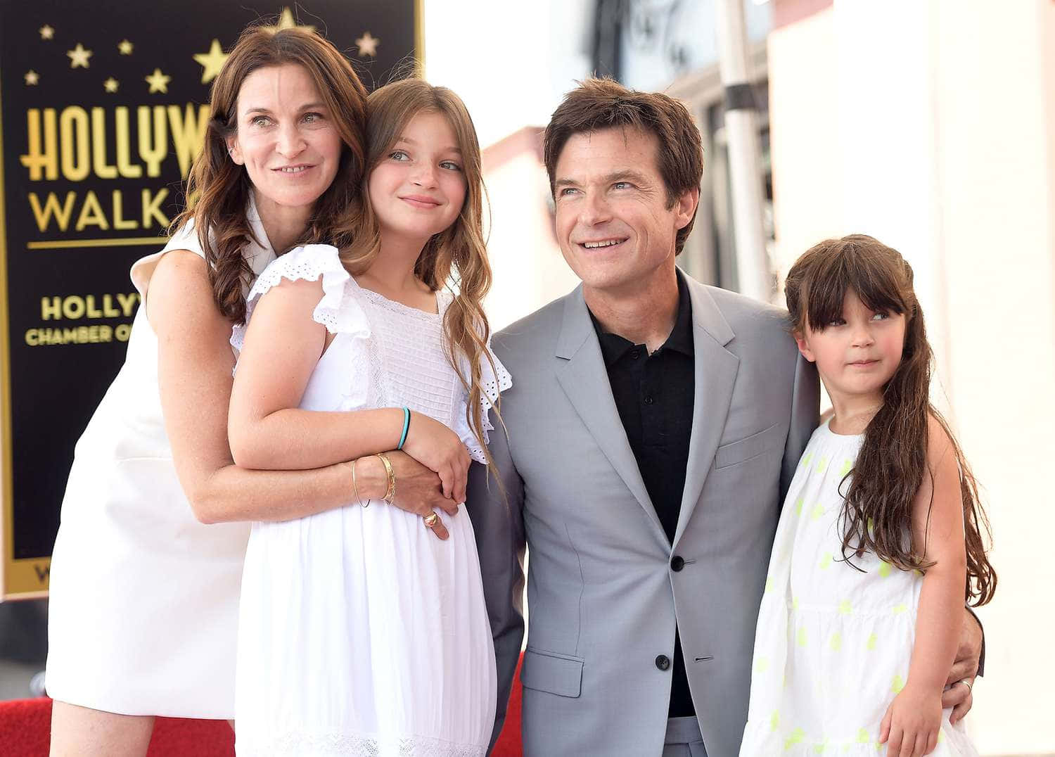 Jason Bateman 桌布 壁紙 — 一家四口在明亮的日光下於好萊塢星光大道的紅地毯上為照片微笑。