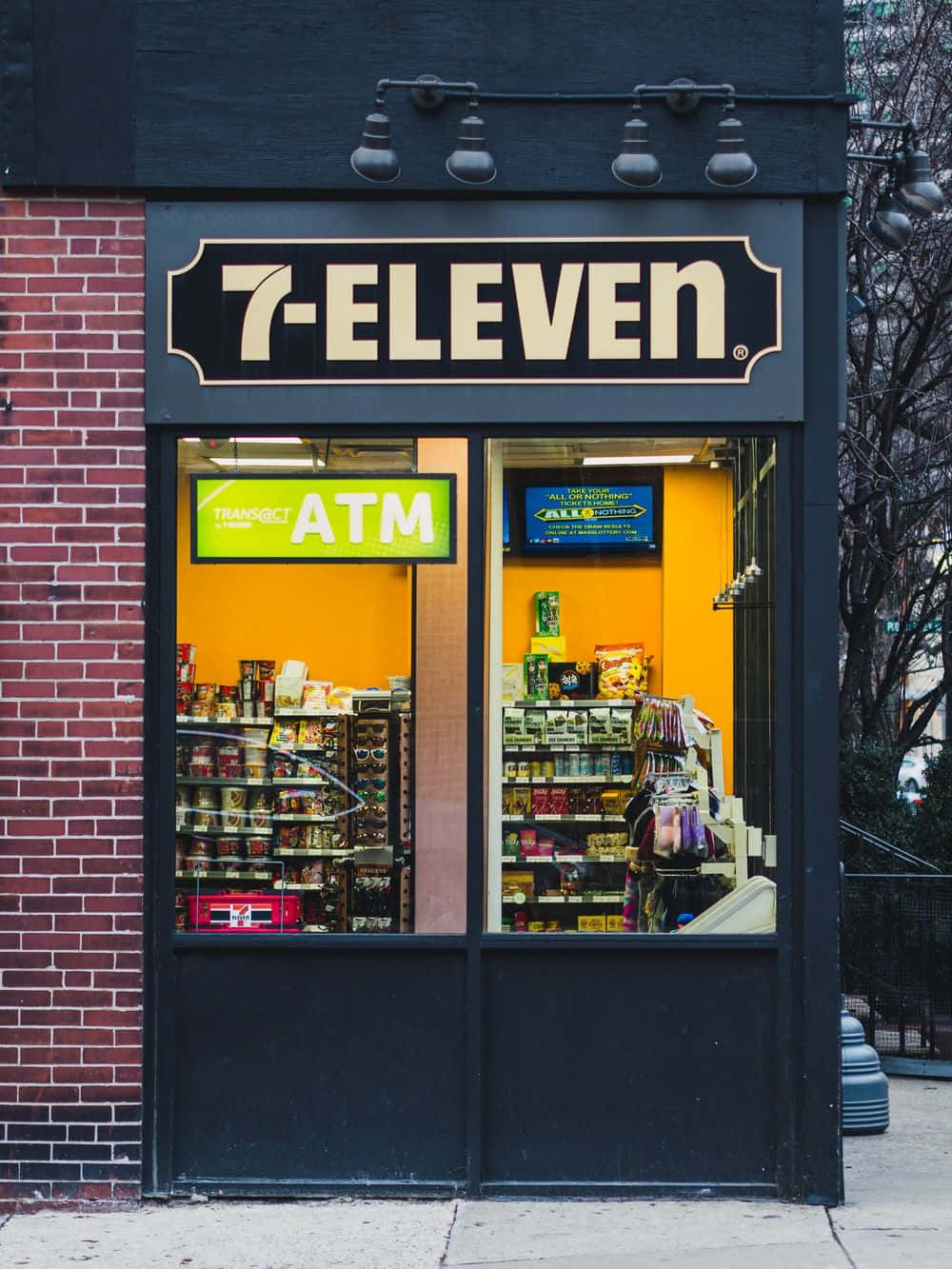 一家招牌寫著7-Eleven的店面 壁紙