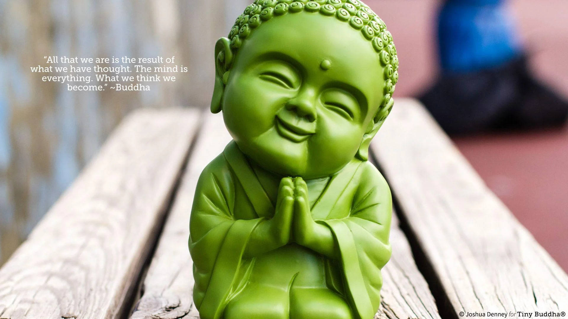 綠色佛像在木凳上雙手合十祈禱。 — 佛陀 GIF 壁紙
