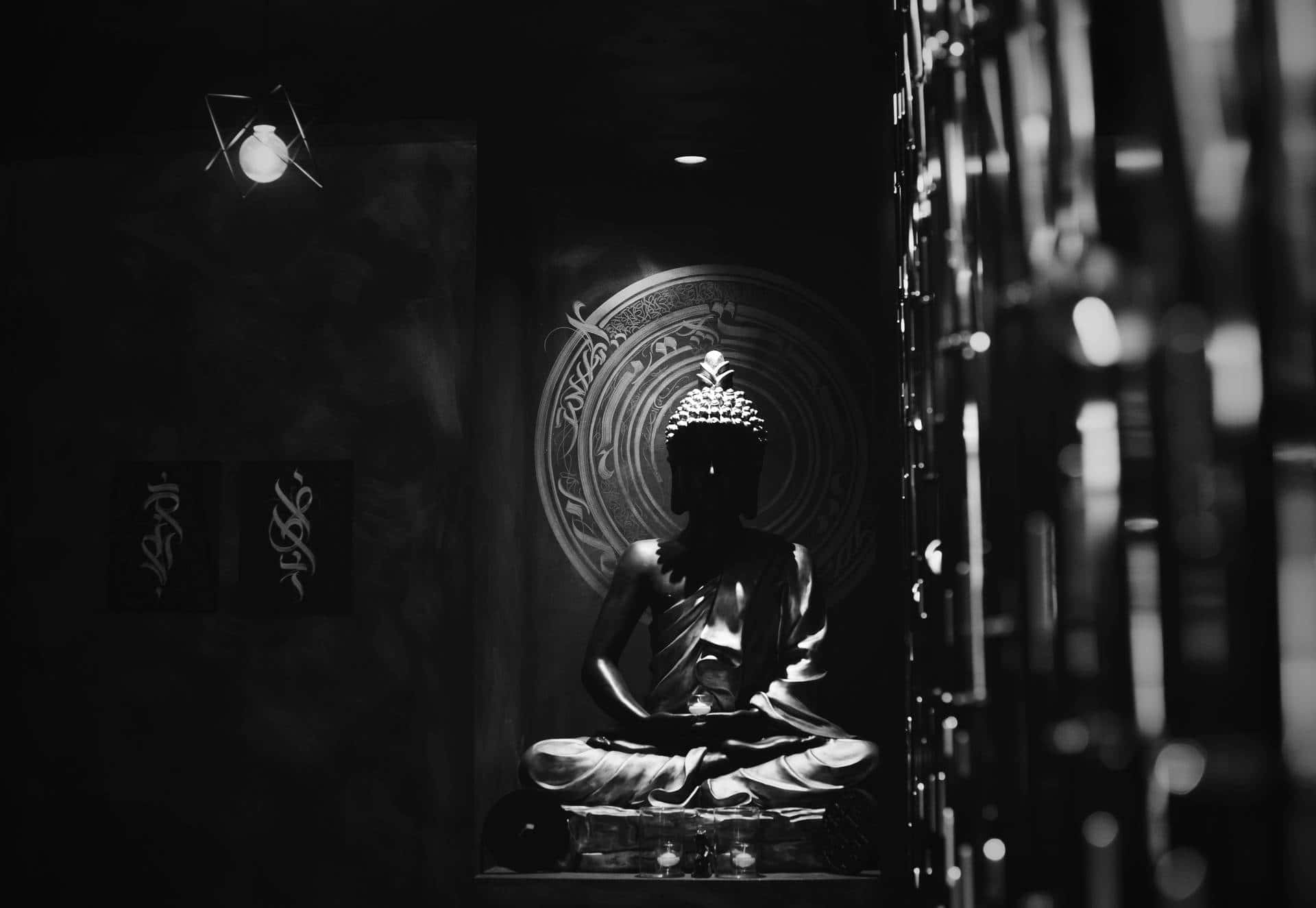 一尊佛像的黑白照片 壁紙