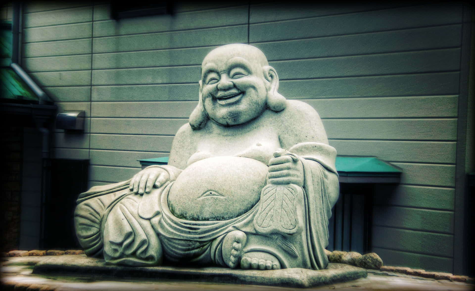 一尊佛陀坐於岩石之上 壁紙