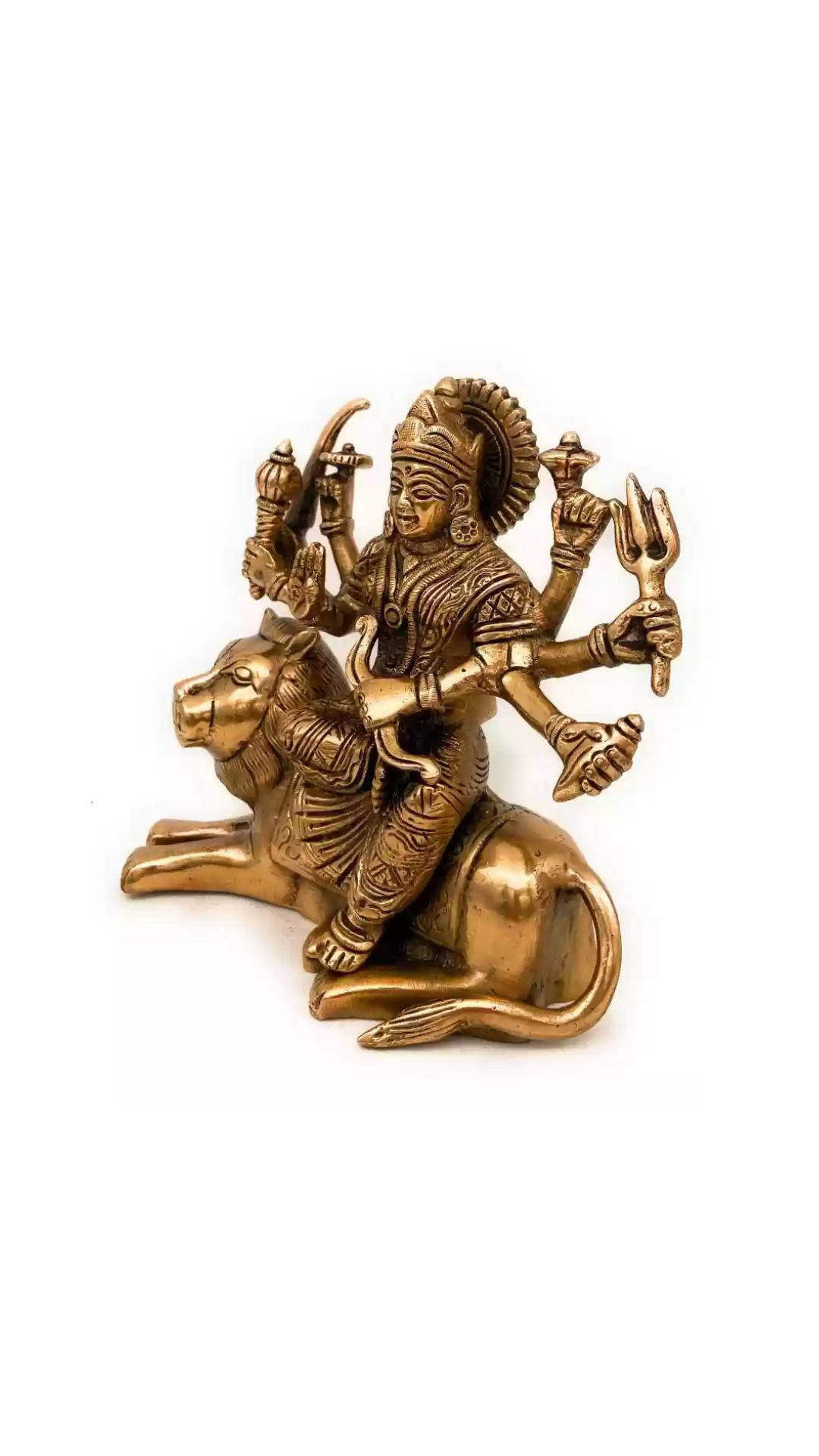 durga mata HD 桌布 壁紙 — 一尊多臂印度教女神騎著獅子的金色黃銅雕像，背景為純白色。