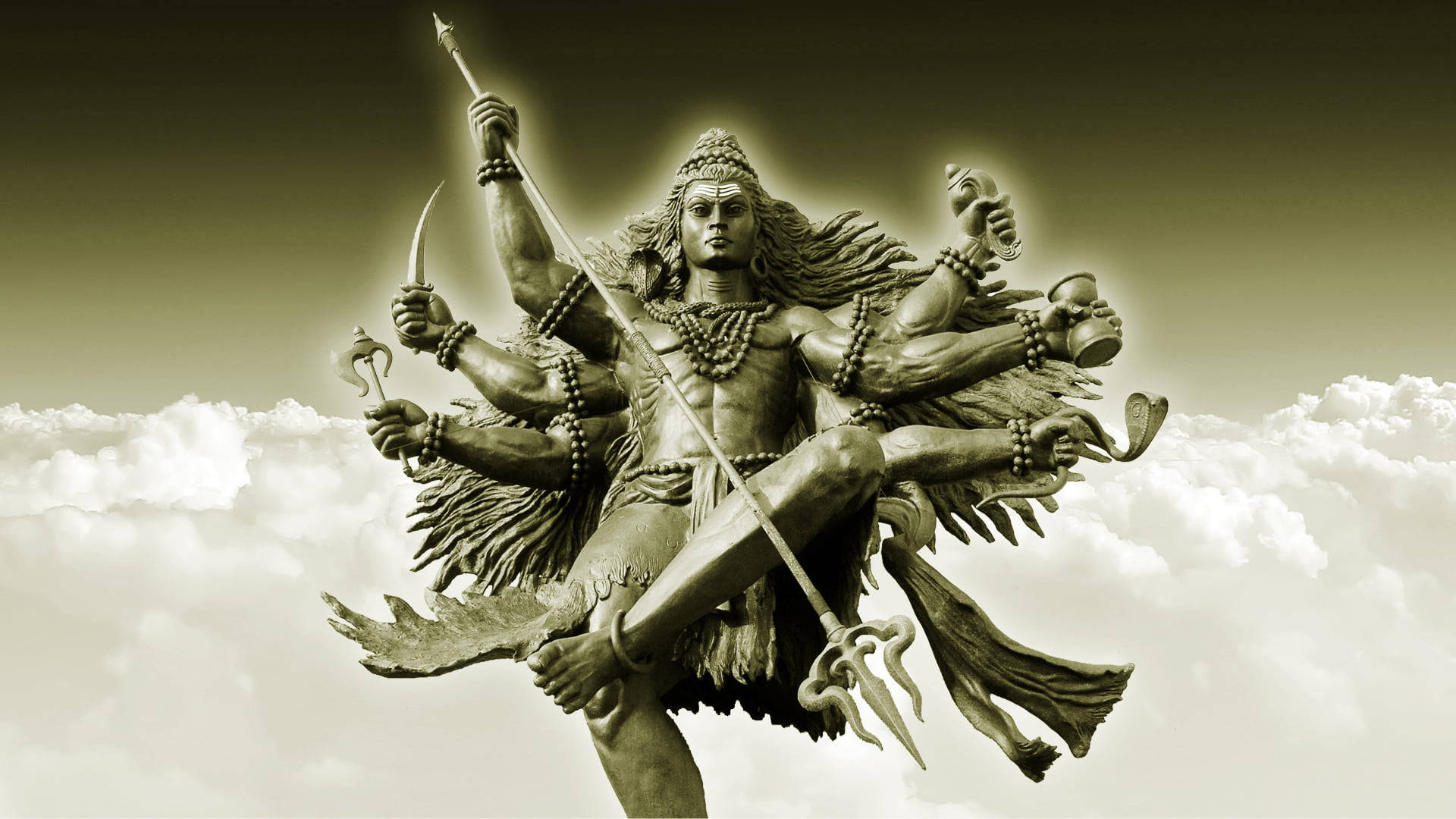 Hindu God 桌布 壁紙 — 一尊多臂印度教神像，手持武器和象徵物，在深褐色調的陰天背景下威嚴矗立。