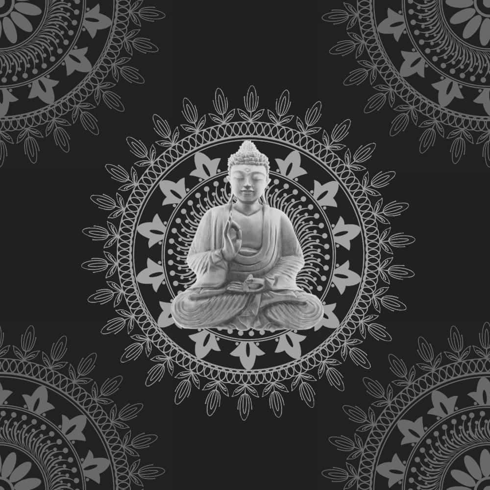 佛陀 桌布 壁紙 — 一尊寧靜的佛像在華麗的曼陀羅內冥想，背景為深色。