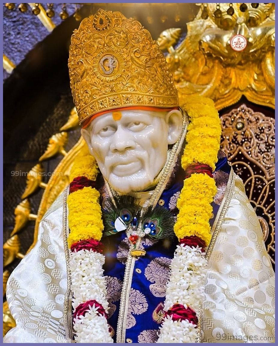 印度教神祇的大理石雕像，配有金色皇冠和彩色花環。 — Sai Baba 高畫質壁紙 壁紙